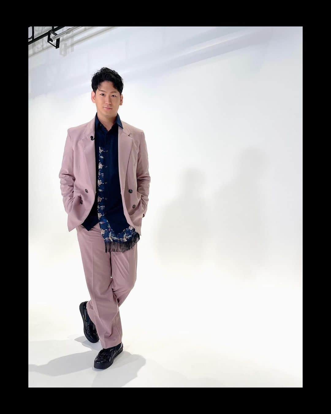 小野田龍之介さんのインスタグラム写真 - (小野田龍之介Instagram)「.  加美乃素presents 『ミュージカル&トーク』  YouTubeにて絶賛配信中⭐️  ベートーヴェンで相手役の実咲凜音嬢と共にゲスト出演させていただいております！！ (番組収録時…まだお会いするの2度目でした笑笑)  MCは中井美穂さん！ 久しぶりに再会でき お二人に挟まれてトークするのは なんだか宝塚の番組に飛び込ませていただいた気分でした😂  とにかく喋ってますので、各回ご覧いただきお楽しみいただけたら幸いです🎈 ＊ ＊ ＊ #加美乃素  #ミュージカル #トーク  #MC  #中井美穂   #ゲスト  #ミュージカル  #ベートーヴェン  #musical  #Beethoven  #実咲凜音  #小野田龍之介   #スタイリスト  @shingo_tsuno  #衣装  スーツ @zarny_collection #zarny #zarnycollection シャツ @meagratia @pr.artos   #ヘアメイク  @eclat_daikanyama」11月7日 22時05分 - ryunosuke_onoda