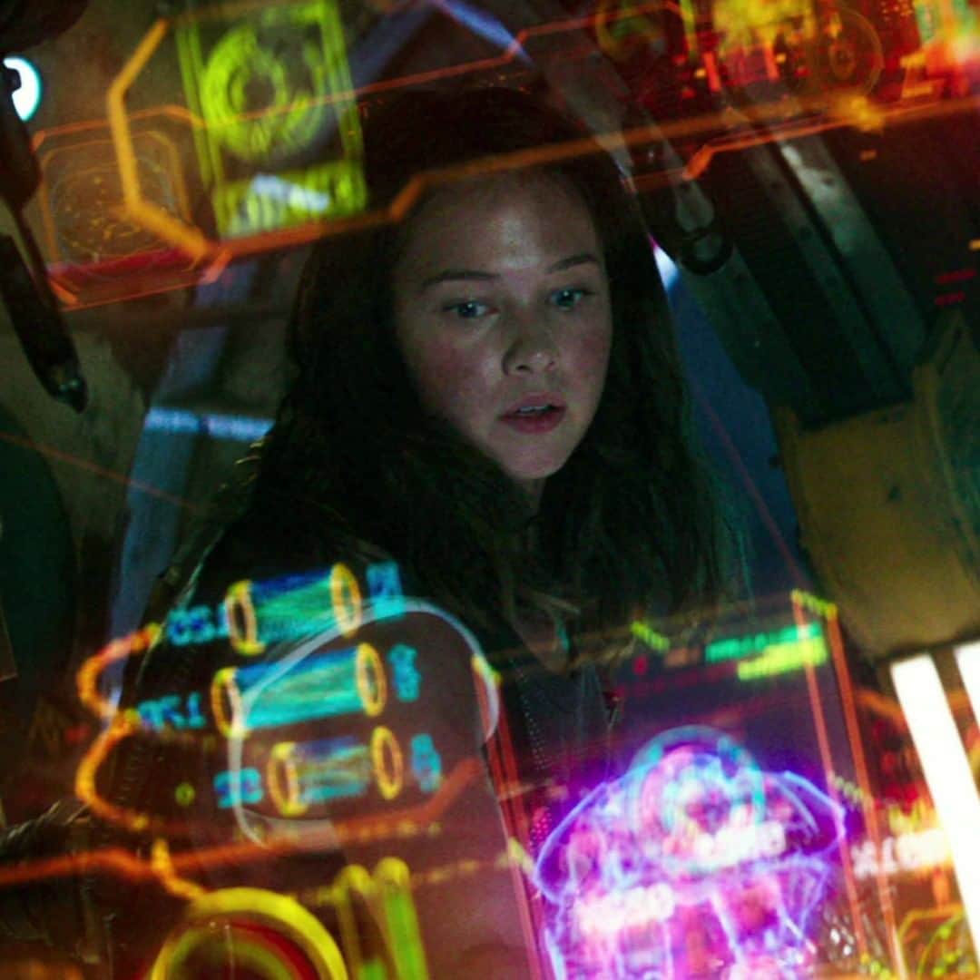 のインスタグラム：「ヴェネチア国際映画祭で最優秀女優賞を獲得したケイリー・スピーニー。  彼女にとって初めてのハリウッド超大作『パシフィック・リム: アップライジング』より、ケイリー演じる天才少女アマーラ・ナマニの表情豊かなシーンをお届け🔥  #パシフィックリムアップライジング #PacificRimUprising #映画 #movie #ネットフリックス #ネトフリ #netflix」