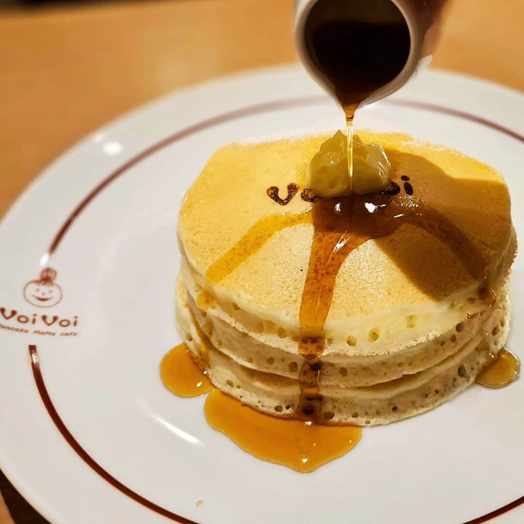 ミスター黒猫（黒猫仙人）のインスタグラム：「ぱんぱんパンケーキ♪ 【パンケーキママカフェ VoiVoi】 🥞クラシック・バターミルクパンケーキ 🍄3種のきのこのポタージュ 🥗サラダ  2006年にオープンの日本発パンケーキ専門店の草分け的な存在のお店 この日は、久しぶりにプレーンのバターミルクパンケーキ 小麦粉、米粉などのオリジナルブレンドに、国産のバターミルクを使ったバターミルクパンケーキ 水は使わず北海道産牛乳のみを加えています  優しいふんわりもっちりの生地を、ホイップバターと、カナダケベック州産100％ピュアメープルシロップで味わえば大満足にゃー🐈‍⬛  大好きな“3種のきのこのポタージュ”と“サラダ”と一緒でウマウマ倍増☺  ======================  🐾1-35-15 Sangenjaya, Setagaya-ku, Tokyo 東京都世田谷区三軒茶屋1-35-15 🚃三軒茶屋駅から徒歩約2分  営業時間：11:30～18:00（土・日・祝は11:00〜） 定休日：火曜  🍽グルメ・スイーツ情報は➡️ @mr_kuroneko  ======================  #黒猫食べ過ぎ #voivoi #パンケーキママカフェvoivoi」