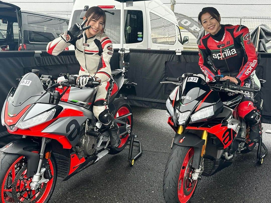 葉月美優のインスタグラム：「❥亜美さんとaprilia TUONOでKUSHITANI RIDING MEETING🏍💕 つくばサーキットコース2000  午前中は雨で中止、走行は午後からになりました。 走行のことはまた次回✰  午前中、走れない間も亜美さんと一緒に  インストラクターが運転する車に乗って、コースやライディングの説明をしてもらう同乗走行や、  KUSHITANIブースのレザーカードケース作り体験などをしていました。  雨でも楽しめるイベントがあるのが嬉しいですね💕  次、亜美さんと一緒になる予定が無くなってしまって悲しい😔  #aprilia #apriliajapan #apriliaracing #tuono660 #tuonov4 #tuonov4 #tuonov4factory #kushitani #kushitaniridingmeeting #クシタニ #バイク女子 #バイク #バイク旅 #アプリリア #ロードバイク #サーキットへ行こう #サーキット女子 #サーキット走行 #筑波サーキット #tc2000 #大型バイク #大型バイク女子 #バイクツーリング #バイクファッション #alpinestars #hyod #motovlog #モトブログ #bikegirl #biketouring #バイク女子フォト」