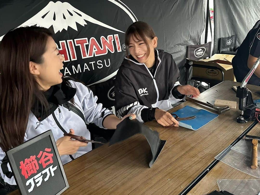 葉月美優さんのインスタグラム写真 - (葉月美優Instagram)「❥亜美さんとaprilia TUONOでKUSHITANI RIDING MEETING🏍💕 つくばサーキットコース2000  午前中は雨で中止、走行は午後からになりました。 走行のことはまた次回✰  午前中、走れない間も亜美さんと一緒に  インストラクターが運転する車に乗って、コースやライディングの説明をしてもらう同乗走行や、  KUSHITANIブースのレザーカードケース作り体験などをしていました。  雨でも楽しめるイベントがあるのが嬉しいですね💕  次、亜美さんと一緒になる予定が無くなってしまって悲しい😔  #aprilia #apriliajapan #apriliaracing #tuono660 #tuonov4 #tuonov4 #tuonov4factory #kushitani #kushitaniridingmeeting #クシタニ #バイク女子 #バイク #バイク旅 #アプリリア #ロードバイク #サーキットへ行こう #サーキット女子 #サーキット走行 #筑波サーキット #tc2000 #大型バイク #大型バイク女子 #バイクツーリング #バイクファッション #alpinestars #hyod #motovlog #モトブログ #bikegirl #biketouring #バイク女子フォト」11月7日 22時09分 - miu_haduki