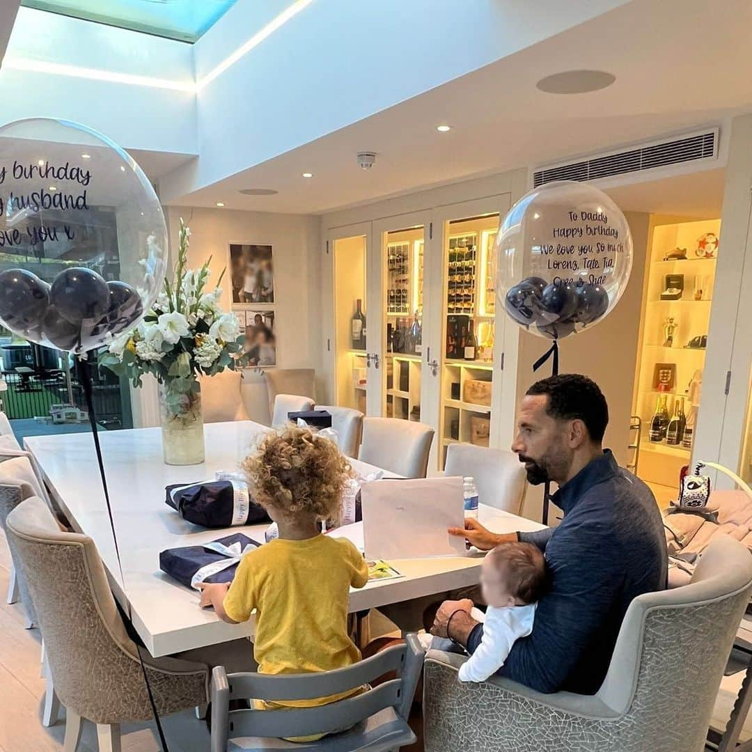 リオ・ファーディナンドのインスタグラム：「Thanks for all the birthday messages… morning spent with the lil ones, whilst the big kids at school/football 🥳👊🏽❤️」