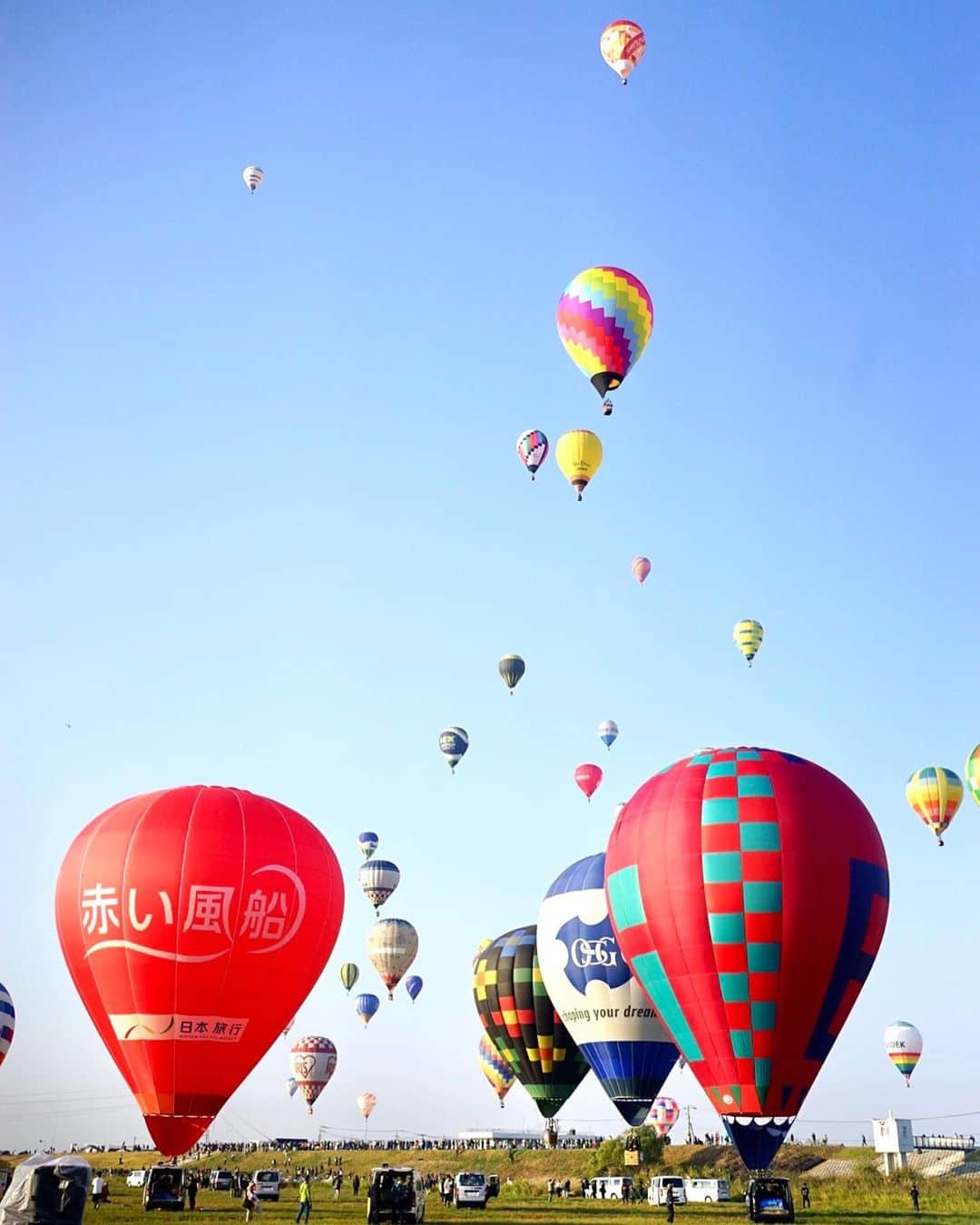 ゆうゆのインスタグラム：「2023.11.7 *. ⁡ ⁡ ✈︎ 。⿻｡* . . *⿻｡* . ✈ ⁡ ⁡ 4年ぶり参戦の佐賀バルーンフェスタ (total10回目くらいかな)  ⁡ ⁡ 一応持って行ったα7の写真 ⁡ ストーリーのiPhoneの写真と ほぼ変化ないのがちょっと悲しいけど（笑） ⁡ ⁡  ⁡ ⁡ #もうバルーンはiPhoneだけでいいかも説 #何年通っても切り取りに変化がない😱 #それでも楽しいのだよね❣️ #バルーン愛はいつまでも止まらない🎈 ⁡#縦写真が切れるのが悲しいよね #でも余白は作りたくないし、、 ⁡ ⁡ . ＿＿＿＿＿＿＿＿＿＿＿＿＿＿＿＿＿＿＿＿＿**✧̣͙ͥ* ＿＿＿＿＿＿＿＿＿ ⁡ ⁡ #sibf #sagainternationalballoonfiesta  #佐賀バルーンフェスタ #佐賀インターナショナルバルーンフェスタ  #sonyα7 #digitalcamera #yuyu_balloonfiesta #佐賀 #国内旅行　 #暮らすように旅をする #旅するように暮らす　 #いつかまた世界で　 #たいにーばるーん」