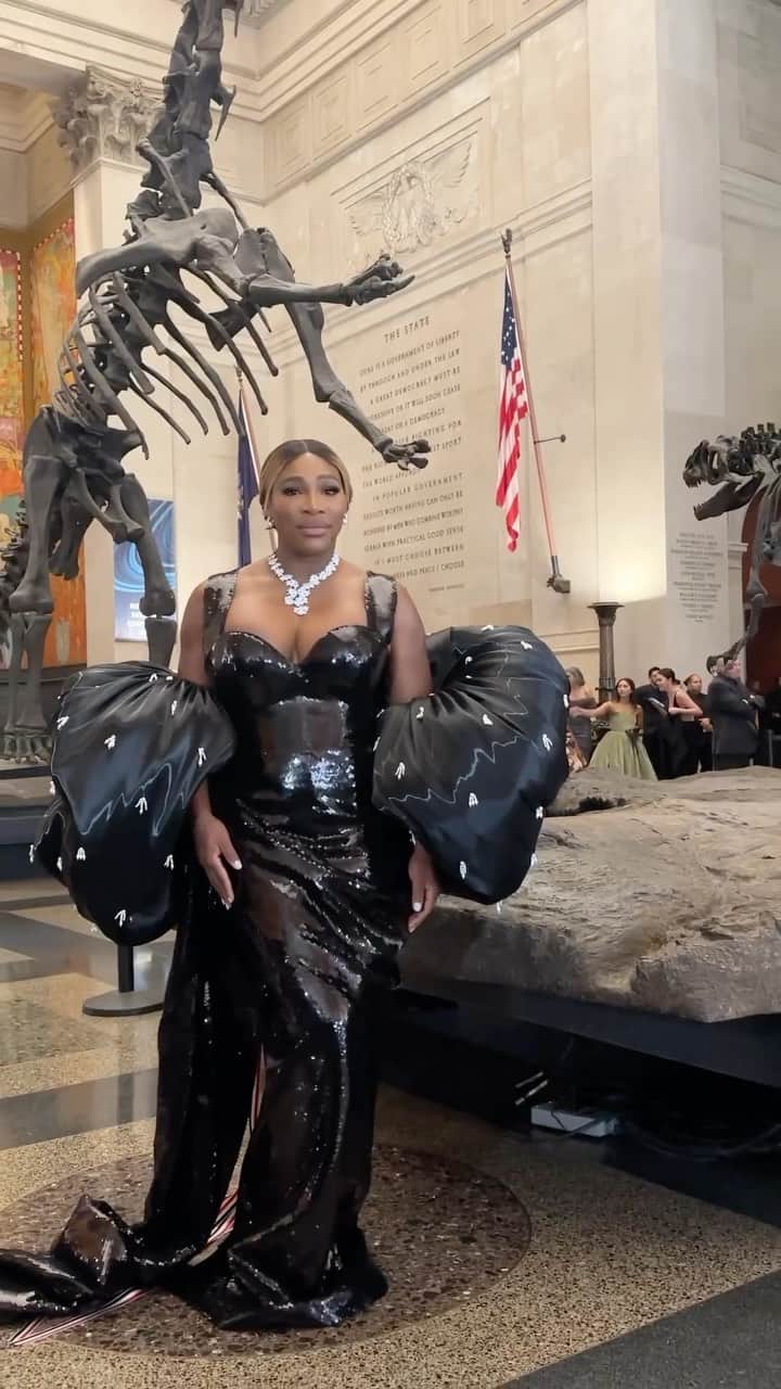 のインスタグラム：「#KimKardashian presented #SerenaWilliams with the Fashion Icon Award at the 2023 #CFDAAwards last night – the first sports star to ever take home the prize. On accepting the award, Wiliams said: “Ever since I was a little girl, I’ve used fashion as an outlet to express myself. I have had so much fun learning my style and allowing it to change as my life has evolved, but I’ve always held one thing true – fashion is for everyone, no matter your size, race or income”. See all of the best-dressed stars from the evening at the link in bio.」