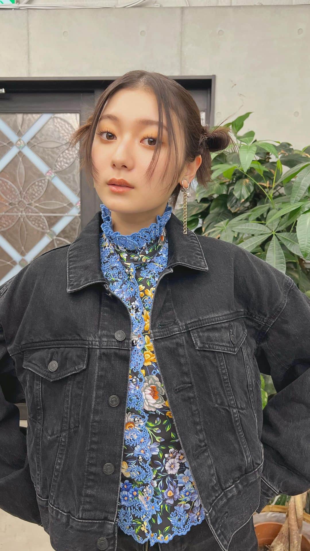 兼井遼のインスタグラム：「@erisaito.official  ヘアセットしたよ！✌︎  いつもありがとう😌  柔らかくほつれるヘア😌  ツヤのある 暗くても透明のある カラーならお任せください☺️  11月のご予約も まだまだお取りできます🙇🏻  ご質問などは コメントにてお問い合わせください！😌  #ケアカラー  #ヘアアレンジ  #ケアダブルカラー  #巻き方  #髪質改善カラー  #イルミナカラー  #ミルクティーベージュ #グレージュ  #ケアブリーチ  #ハイライトカラー  #ハイトーンカラー  #ブリーチ  #ダブルカラー   #インナーカラー  #オリーブアッシュ  #グラデーションカラー  #グレージュカラー  #ツヤトーン  #パーマ  #艶髪  #外国人風  #髪質改善トリートメント  #くびれヘア  #シースルーバング  #髪質改善  #ラベンダーグレージュ  #オリーブグレージュ  #トリートメント  #ヘアアクセサリー　#インナーハイライト」