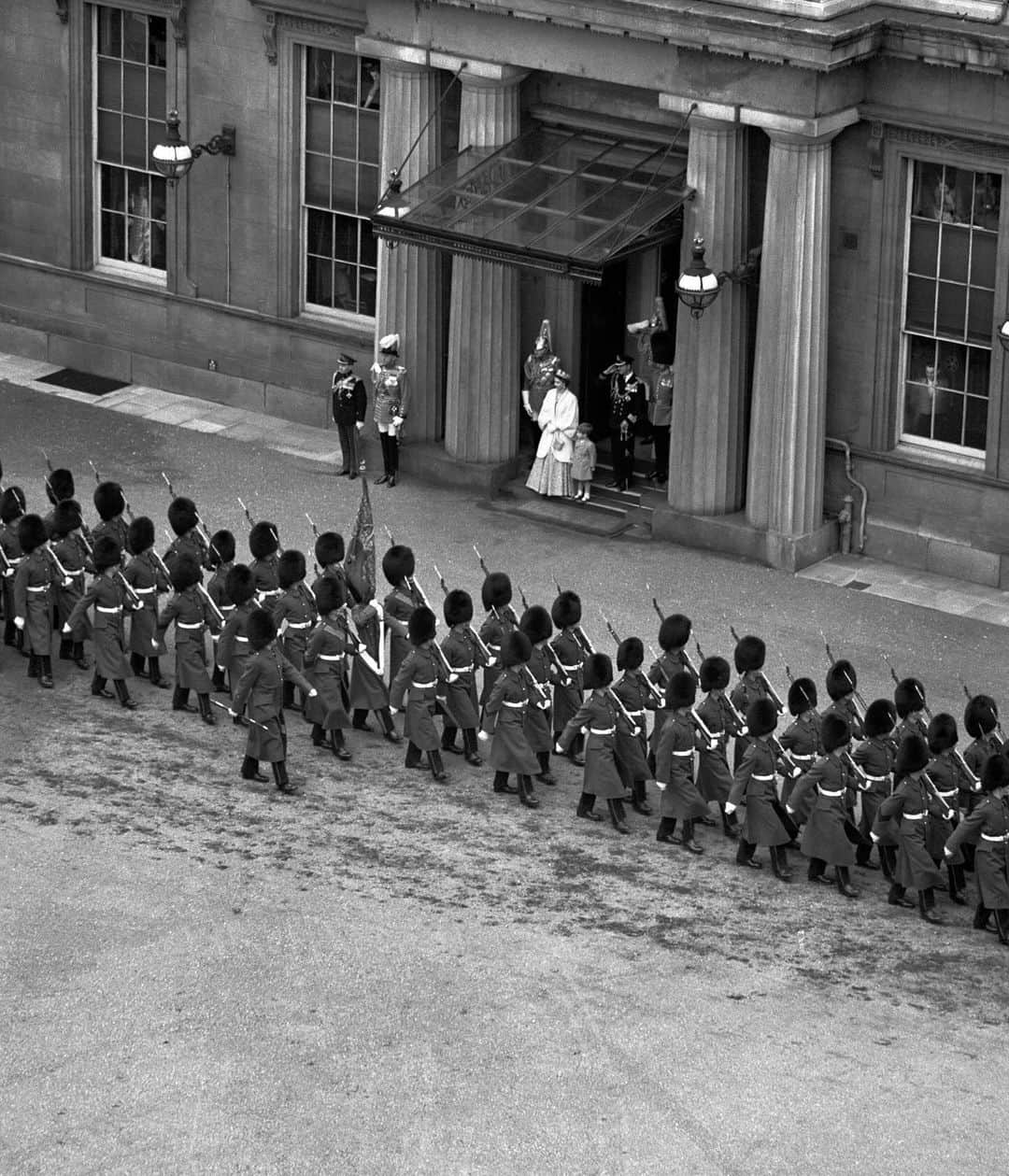 ロイヤル・ファミリーさんのインスタグラム写真 - (ロイヤル・ファミリーInstagram)「Upon their return from Parliament, Their Majesties observed military personnel march past in the Quadrangle of Buckingham Palace.  ⬅️📸 In 1952, a young Prince Charles joined his mother Queen Elizabeth II and his father The former Duke of Edinburgh to watch a march past from the same position, following the first State Opening of Parliament of Her late Majesty’s reign.」11月7日 22時17分 - theroyalfamily