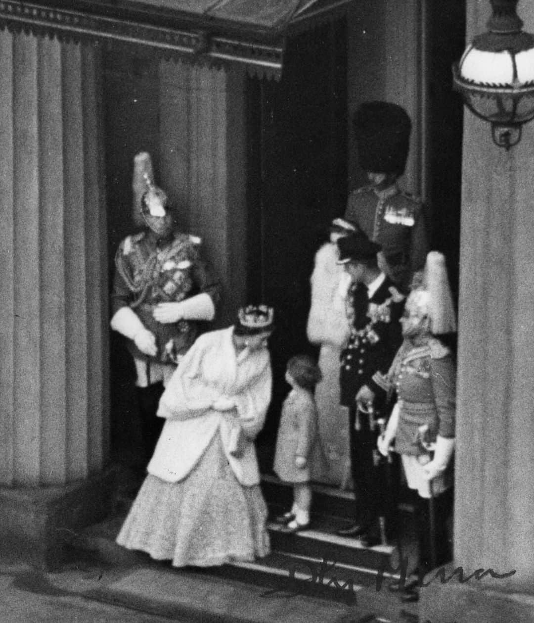 ロイヤル・ファミリーさんのインスタグラム写真 - (ロイヤル・ファミリーInstagram)「Upon their return from Parliament, Their Majesties observed military personnel march past in the Quadrangle of Buckingham Palace.  ⬅️📸 In 1952, a young Prince Charles joined his mother Queen Elizabeth II and his father The former Duke of Edinburgh to watch a march past from the same position, following the first State Opening of Parliament of Her late Majesty’s reign.」11月7日 22時17分 - theroyalfamily