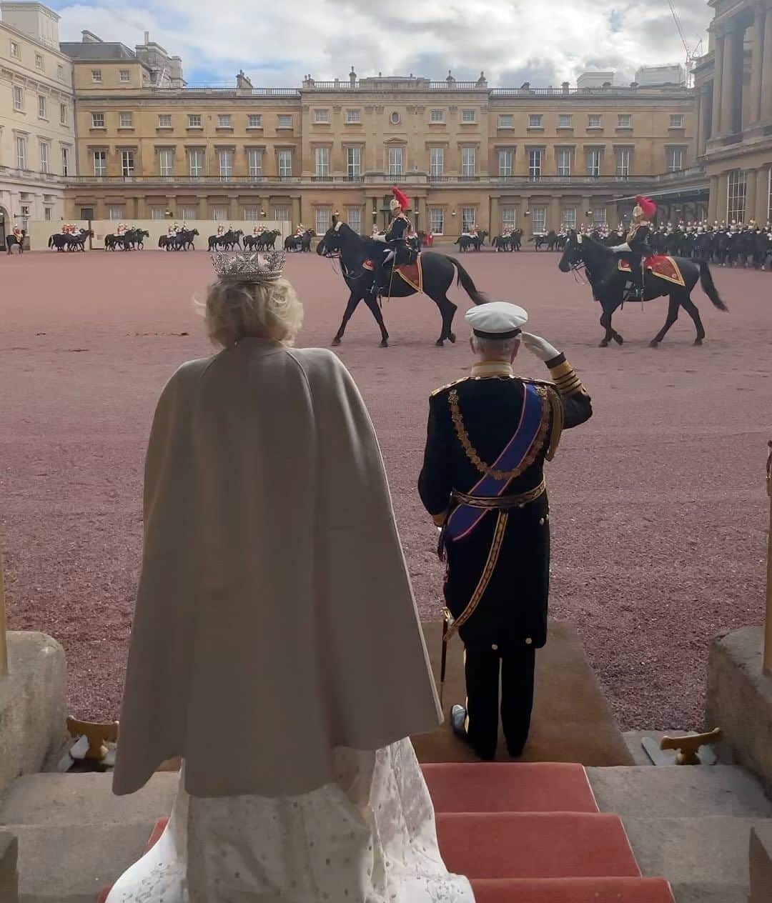 ロイヤル・ファミリーのインスタグラム：「Upon their return from Parliament, Their Majesties observed military personnel march past in the Quadrangle of Buckingham Palace.  ⬅️📸 In 1952, a young Prince Charles joined his mother Queen Elizabeth II and his father The former Duke of Edinburgh to watch a march past from the same position, following the first State Opening of Parliament of Her late Majesty’s reign.」