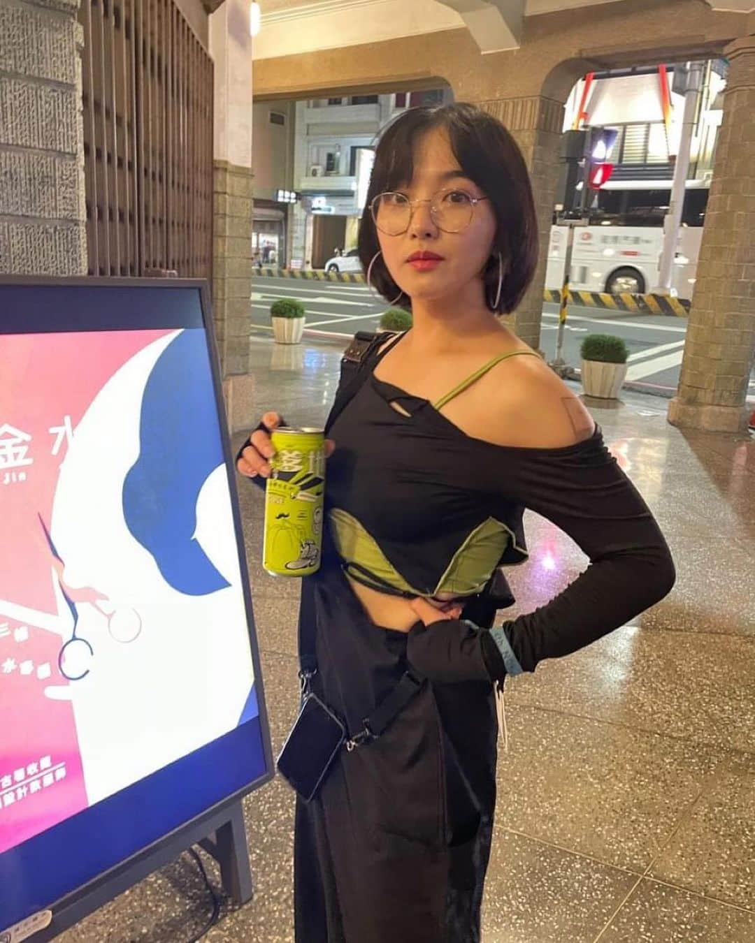 佐々木萌さんのインスタグラム写真 - (佐々木萌Instagram)「初台南、台北！  友達に会いに沖縄行ったら 台南でアジアのいけてるショーケースライブ出てるっていうから 那覇から行っちゃったよ~  ノスタルジックが昼も夜も溢れてる風景が そこかしこにずっと続いていて 写真見返すともう遠い思い出みたい  曲折ある深い歴史から 古い建物を残そうと取り組んでいる街の姿勢とか 文学博物館や美術館の多さ ゴミの落ちていないきれいなストリート 夜市の活気 なにより親切なひとびと すこしだけいく前より優しくなって帰ってきたような気がする  コンビニで売ってたクラフトビアと運命の出会いをして 朝から晩までずっと酔ってたよ これは恋....... つぎはいつあえるんだーー また来ます つぎは演奏しに  #Taihu brewing #臺虎精釀 の#グァバフレーバー  #台湾 #台灣景點 #台南 #臺南 #臺北 #lucfest2023 #貴人散歩」11月7日 22時18分 - skmoeee