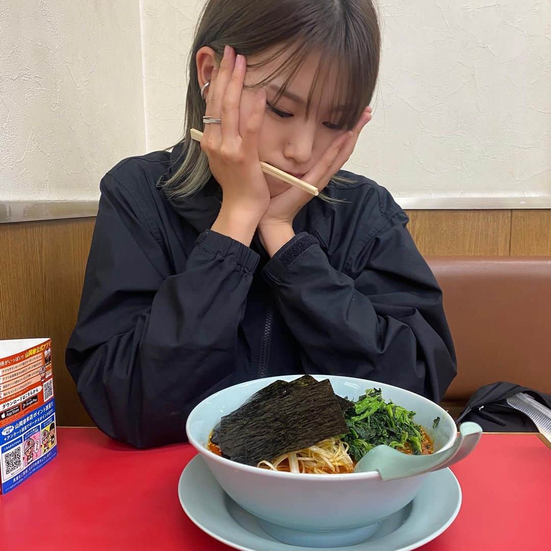 原あやののインスタグラム：「背徳感vs罪悪感 win 背徳感  #罪悪感あるふりをする女 #インスタの保存欄ラーメンか猫  #ラーメン#深夜ラーメン#山岡家#辛味噌#太麺#かわいい#麺活#これから寒くなるので#捗りますね#そうですね#めんすたぐらむ#ほうれん草のある生活#ほうれん草女子#ほうれん草ぐらむ#ramen#ramengirl#japanfood」