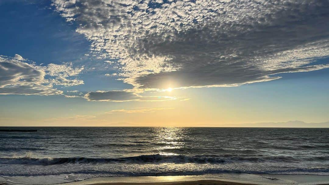 ヒデトレのインスタグラム：「皆々様。いつもありがとうございます💓🫀  今日の夕日🌞  とほかみえみため🙏」