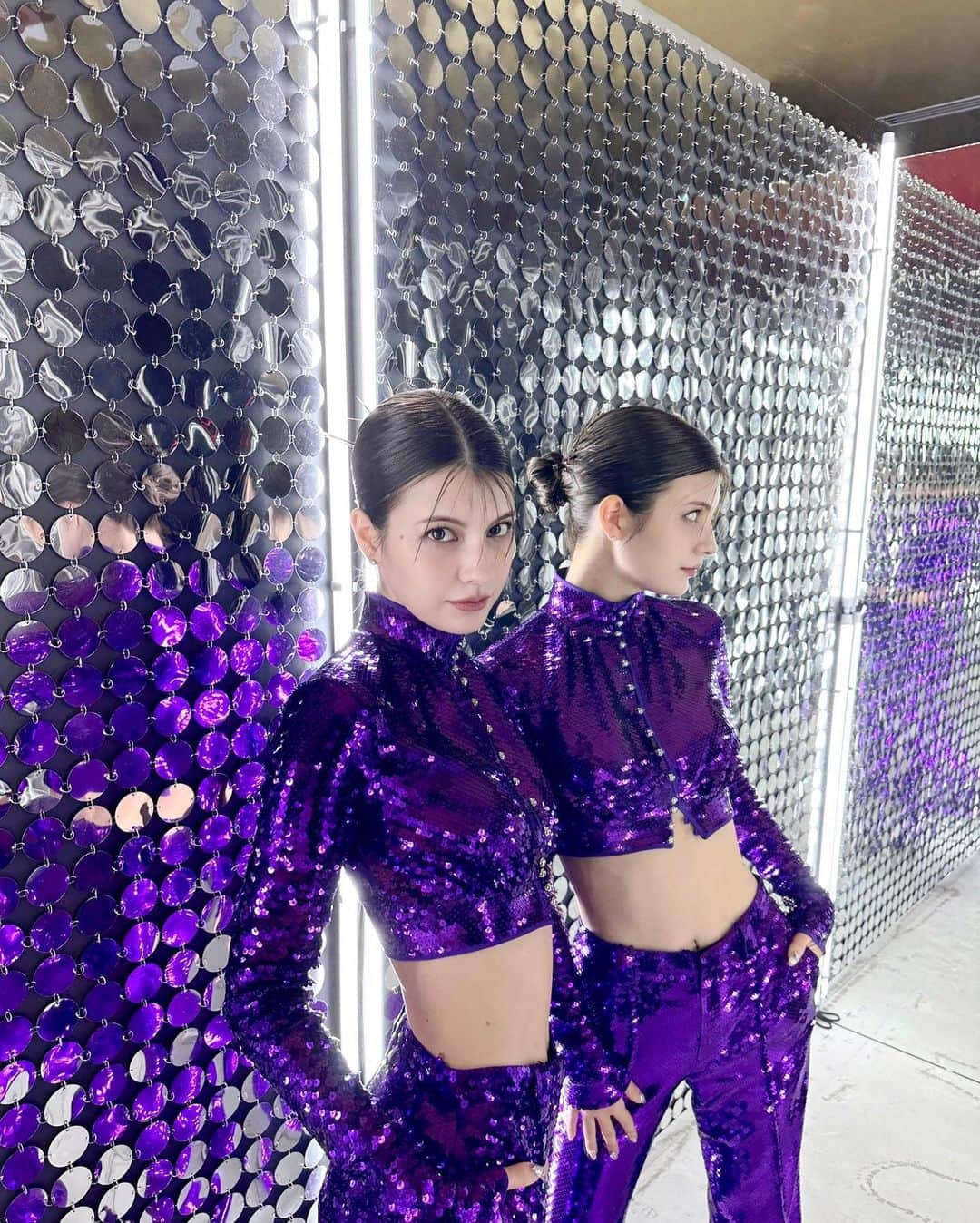 マギーのインスタグラム：「It’s finally here💜💜💜  @hm @rabanne #rabanneHM #エイチアンドエム #PR  Hair by @cyorobinthkey  Makeup by @maggymoon  ごめんね投稿し直しました🙇‍♀️💦」
