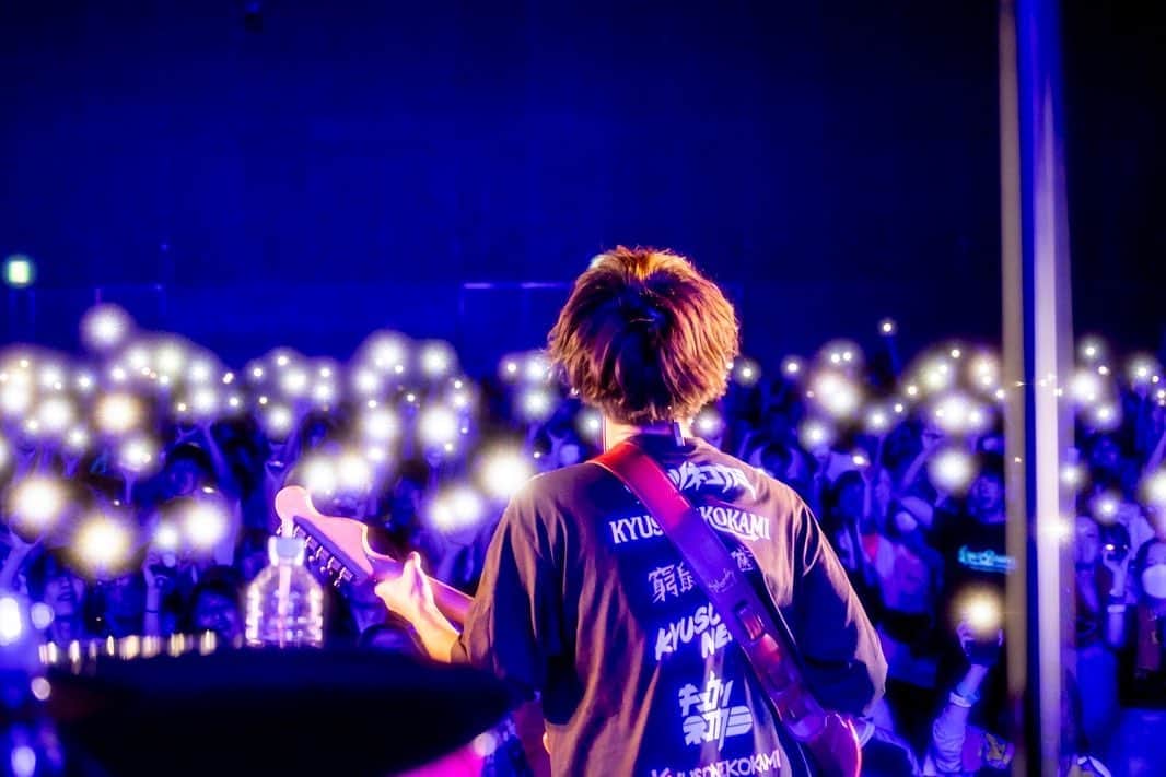 ヤマサキセイヤのインスタグラム：「明星大学  ありがとうございました！！！！ 星空作れた🌌✨ ゆうたんとのKMTRコラボもサンクス！！🐣 調子ええぞ(ё)  写真 @vizkage  #キュウソネコカミ」