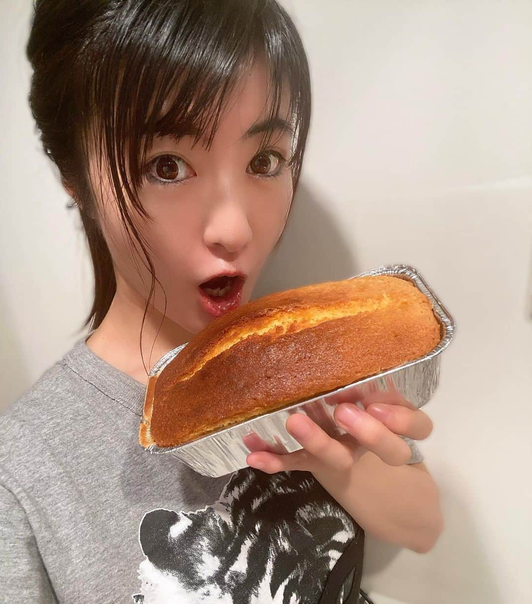 土屋智香さんのインスタグラム写真 - (土屋智香Instagram)「おやつ作った😆 パウンドケーキ⭐️ 小麦粉余ってるから、子供の頃よく作った簡単ケーキ⭐️ #おやつ　#スイーツ　#パウンドケーキ　#ケーキ　#3時のおやつ #子供　#小麦粉　#カロリー爆弾　#簡単 #クッキング　#お家ごはん #手作りおやつ #手作りお菓子 #手作りスイーツ」11月7日 22時33分 - moka_amolir