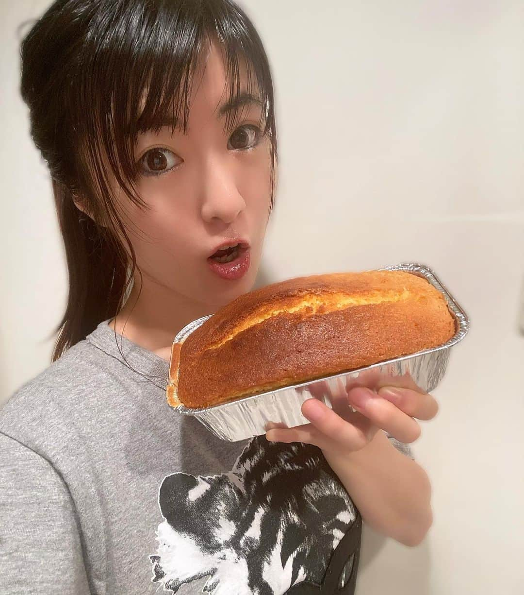 土屋智香さんのインスタグラム写真 - (土屋智香Instagram)「おやつ作った😆 パウンドケーキ⭐️ 小麦粉余ってるから、子供の頃よく作った簡単ケーキ⭐️ #おやつ　#スイーツ　#パウンドケーキ　#ケーキ　#3時のおやつ #子供　#小麦粉　#カロリー爆弾　#簡単 #クッキング　#お家ごはん #手作りおやつ #手作りお菓子 #手作りスイーツ」11月7日 22時33分 - moka_amolir