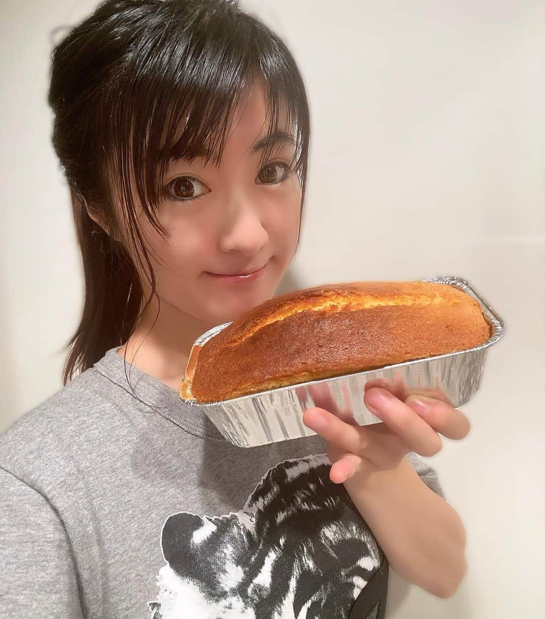 土屋智香さんのインスタグラム写真 - (土屋智香Instagram)「おやつ作った😆 パウンドケーキ⭐️ 小麦粉余ってるから、子供の頃よく作った簡単ケーキ⭐️ #おやつ　#スイーツ　#パウンドケーキ　#ケーキ　#3時のおやつ #子供　#小麦粉　#カロリー爆弾　#簡単 #クッキング　#お家ごはん #手作りおやつ #手作りお菓子 #手作りスイーツ」11月7日 22時33分 - moka_amolir