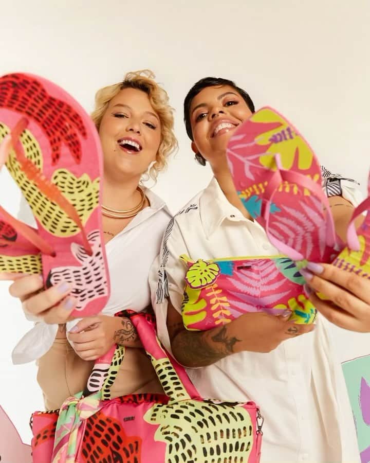 Santa Lollaのインスタグラム：「O nosso verão ganha novas camadas, cores e texturas com as criações icônicas da collab especial Santa Lolla + Aline Bispo e Bella Galvão. Encontre os produtos da coleção em nosso site ou na sua SL preferida! #santalolla #santalollaverao24 #CollabArtistasSL」