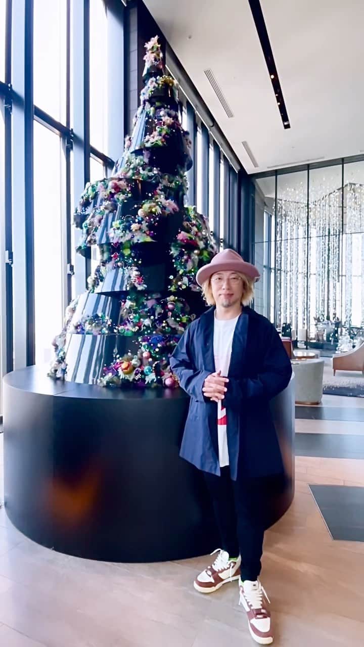 Conrad Osakaのインスタグラム：「Masuda Sebastian ♡ Conrad Osaka Christmas Tree Collaboration 本日スタート。増田セバスチャン氏より作品についてと、メッセージをいただきました！ ⁡ @conradosaka  ————————————————————— #コンラッド大阪 #中之島 #コンラッド #大阪ホテル #増田セバスチャン #クリスマスツリー #クリスマスデコレーション #アート #大阪 #クリスマス2023 #conradosaka #conrad #osakahotel #ikyu_travel #masudasebastian #christmastree #christmastime #christmas」
