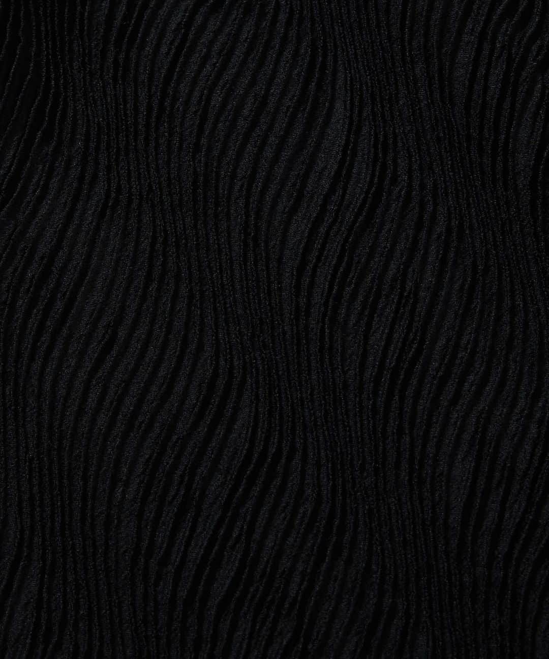 メアグラーティアさんのインスタグラム写真 - (メアグラーティアInstagram)「FW23 meagratia  Wavy fabric shirt  今季開発したオリジナル生地を使用したややワイドシルエットのシャツ。水面のように波打つ表情が独特の生地は伸縮性があり柔らかい着心地です。  material qua.  Wool 48% Rayon28% Nylon 22% Silk1% Polyurethane 1%  other. Polyester 100%  #meagratia #fw23」11月8日 21時00分 - meagratia