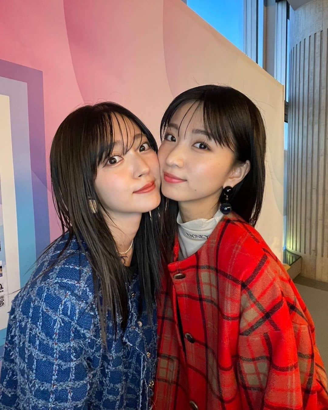 のインスタグラム：「✴︎ 札幌コレクション🐄🥛 ありがとうございました〜！！！！  Rayメンバーとランウェイに出れる貴重な機会♡ 今回も楽しかった〜！！！！ ボード作ってくれたみんなもありがとう😭 幸せでしたーーー！！！  @ray.magazine  #さえあいり ショットです👭」