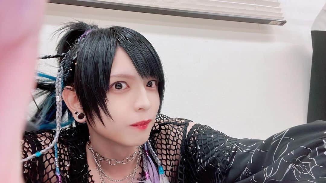 のインスタグラム：「最高ツアー4本目 大阪ありがとうございました🐉🐅🐉  次は宮城よろしくお願いします🔥 #ジグザグ最高 #自撮りに手が入った」
