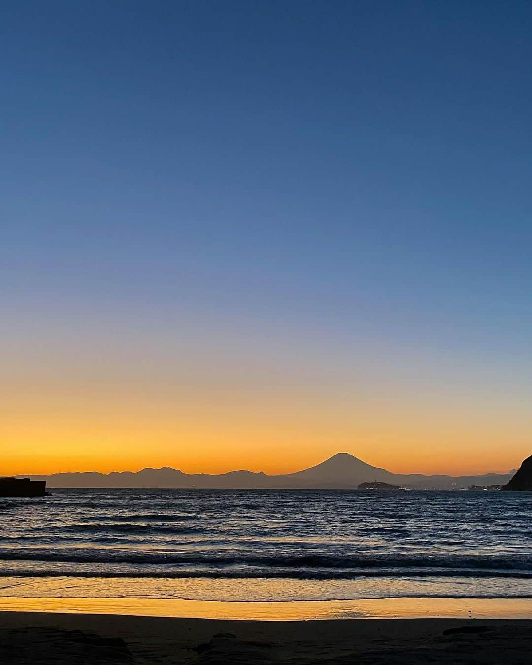 クボタマサヒコのインスタグラム：「#🗻 #magichour #mtfuji #enoshima」