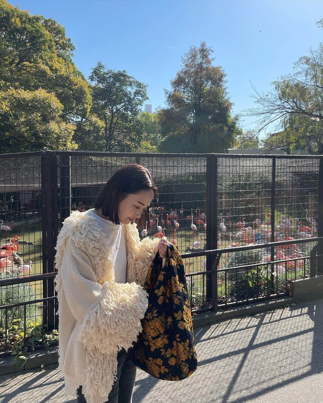 三方美穂さんのインスタグラム写真 - (三方美穂Instagram)「ホテルについてまったり中の2人☺️  最近よく思うこの人とは運命やったって。笑 東京で出会って付き合い、 お互い関西人やけどこんなに実家が近かった事も知らず。 お互い一つ違いの姉がいて、 あまり出会わなかったRHマイナス家族にいたり。(ぞーちゃんは違うけど) お互いB型🦍 似てるところが多いねん！って真剣にしたら、 かなり適当に俺もそう思うと言われた。笑  そりゃそうか😅w  こんなつまらん会話も楽しい💛  @amail_official  Poodle volume knit　11月14日発売予定 #旅行コーデ  #夫婦の時間  #思い出 #有馬温泉  #旅行」11月7日 22時36分 - mihomikata