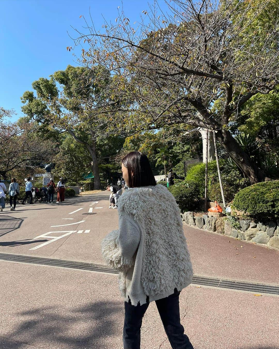 三方美穂さんのインスタグラム写真 - (三方美穂Instagram)「ホテルについてまったり中の2人☺️  最近よく思うこの人とは運命やったって。笑 東京で出会って付き合い、 お互い関西人やけどこんなに実家が近かった事も知らず。 お互い一つ違いの姉がいて、 あまり出会わなかったRHマイナス家族にいたり。(ぞーちゃんは違うけど) お互いB型🦍 似てるところが多いねん！って真剣にしたら、 かなり適当に俺もそう思うと言われた。笑  そりゃそうか😅w  こんなつまらん会話も楽しい💛  @amail_official  Poodle volume knit　11月14日発売予定 #旅行コーデ  #夫婦の時間  #思い出 #有馬温泉  #旅行」11月7日 22時36分 - mihomikata