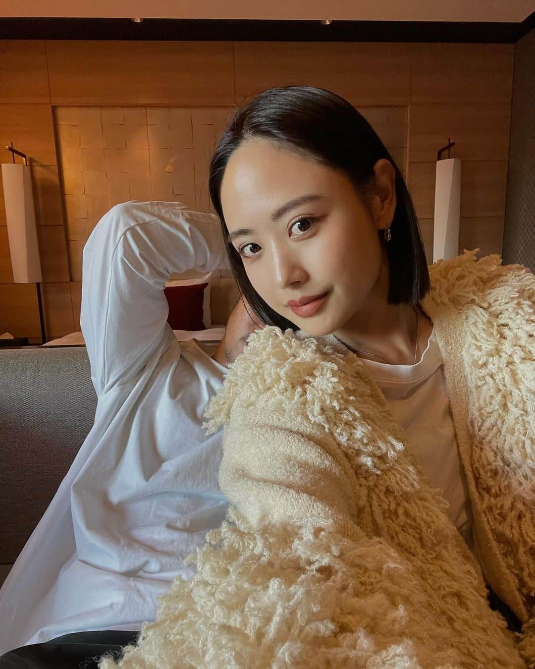 三方美穂さんのインスタグラム写真 - (三方美穂Instagram)「ホテルについてまったり中の2人☺️  最近よく思うこの人とは運命やったって。笑 東京で出会って付き合い、 お互い関西人やけどこんなに実家が近かった事も知らず。 お互い一つ違いの姉がいて、 あまり出会わなかったRHマイナス家族にいたり。(ぞーちゃんは違うけど) お互いB型🦍 似てるところが多いねん！って真剣にしたら、 かなり適当に俺もそう思うと言われた。笑  そりゃそうか😅w  こんなつまらん会話も楽しい💛  @amail_official  Poodle volume knit　11月14日発売予定 #旅行コーデ  #夫婦の時間  #思い出 #有馬温泉  #旅行」11月7日 22時36分 - mihomikata