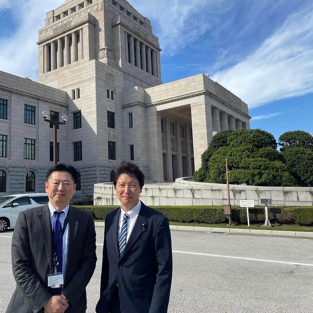 足立康史のインスタグラム：「箕面市の大阪船場繊維卸商団地協同組合理事長でもある尾池行郎株式会社ナストーコーポレーション社長を国会内をご案内し、国の政策、地域の課題等についてご指導を賜りました。ありがとうございました。」