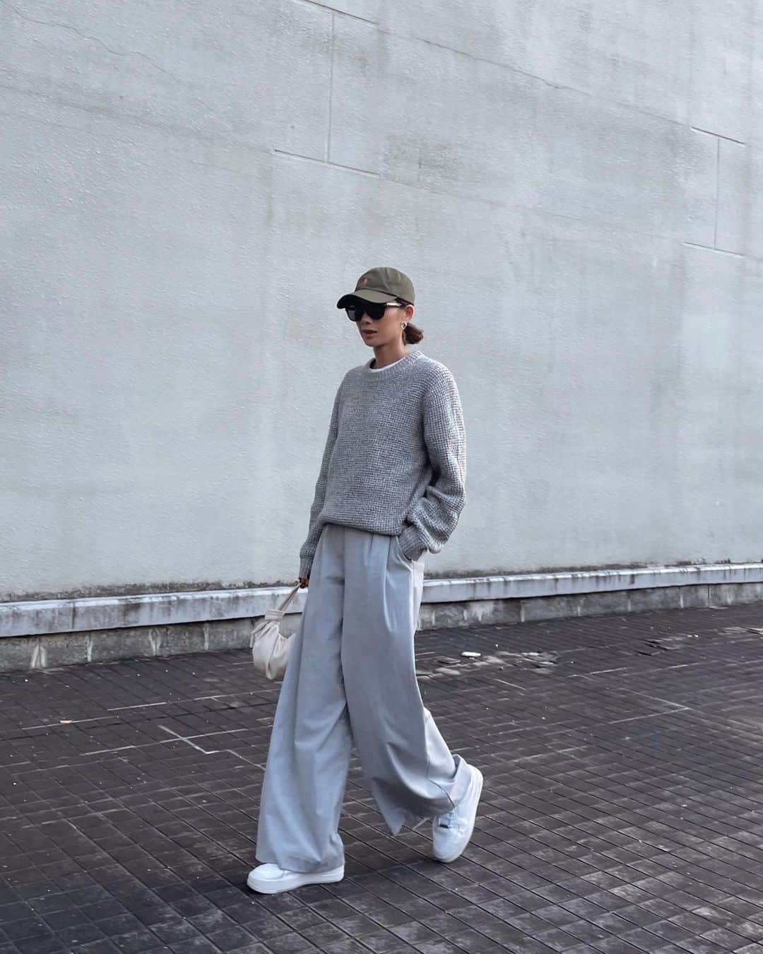 mamany704のインスタグラム：「* * Gray×Gray🦭🩶 * * #fashion#coordinate#ootd#outfits#outfitoftheday#outfit#gray#grayongray#allgray#knit#sneakers#nike#airforce1#airforce1sagelow#widepants#polo#ralphlauren#poloralphlauren#cap#ファッション#コーディネート#グレーコーデ#グレーonグレー#大人カジュアル#ワイドパンツ#キャップコーデ#ラルフローレン#スニーカーコーデ#ワントーンコーデ」