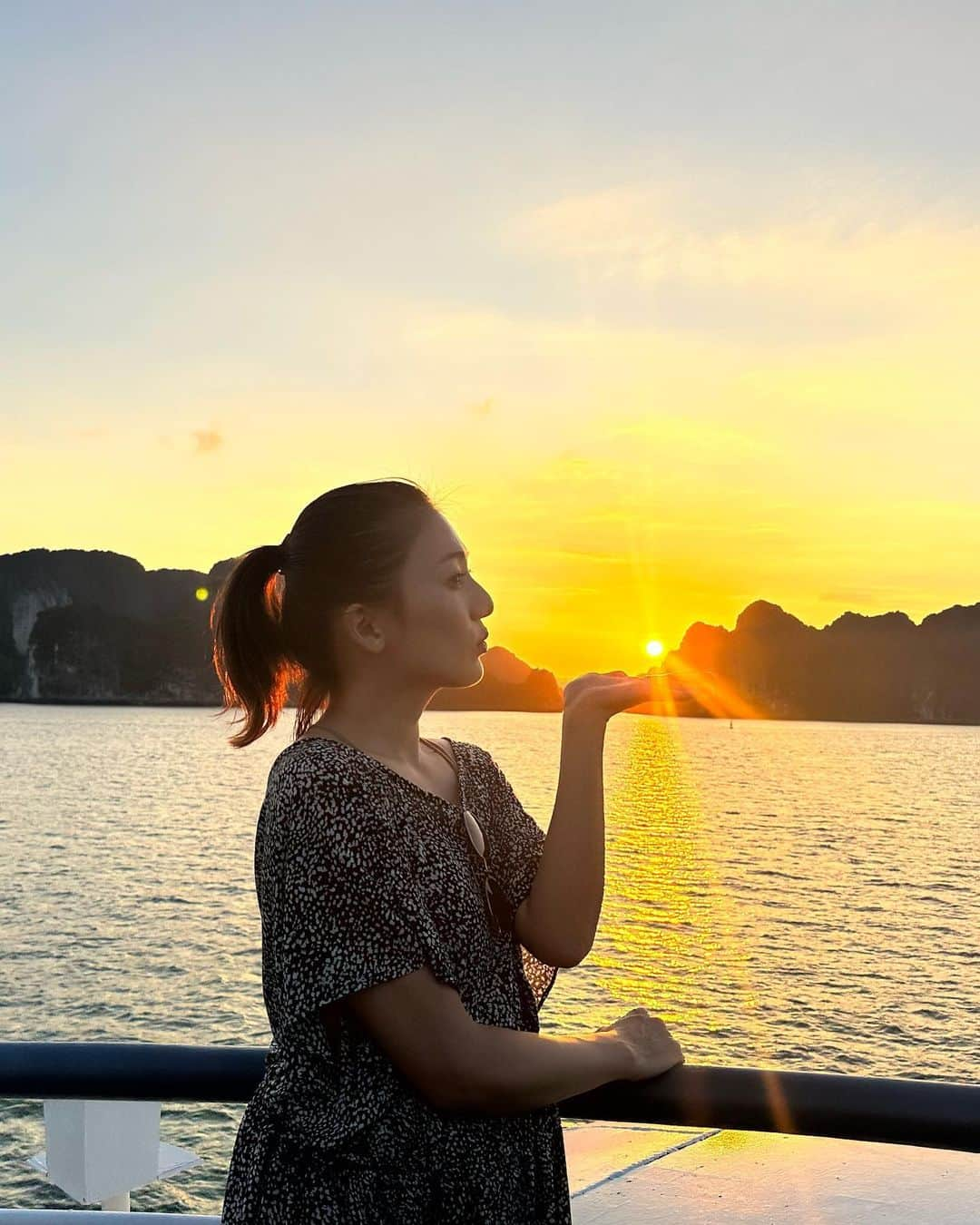 戸崎奈津さんのインスタグラム写真 - (戸崎奈津Instagram)「Ha Long Bay, Viet Nam 🇻🇳 #世界遺産 #ハロン湾  数億年前に海底でできたという石灰岩の島たち🌋 鍾乳洞もかっこよかった！  11月はベストシーズンだそう✨ 天気良くて最高😍  #ベトナム #vietnam  #halongbay #ハロン湾 #travel #nature #KKday #ベトナム旅行 #海外旅行  #スンソット鍾乳洞 #ハノイ  #vietnamtravel #worldheritage #ハノイツアー #ハロンベイ #ベトナムツアー #natsu_trip🌸  #スピードボートは怖すぎた」11月7日 22時44分 - naa_tsu0827