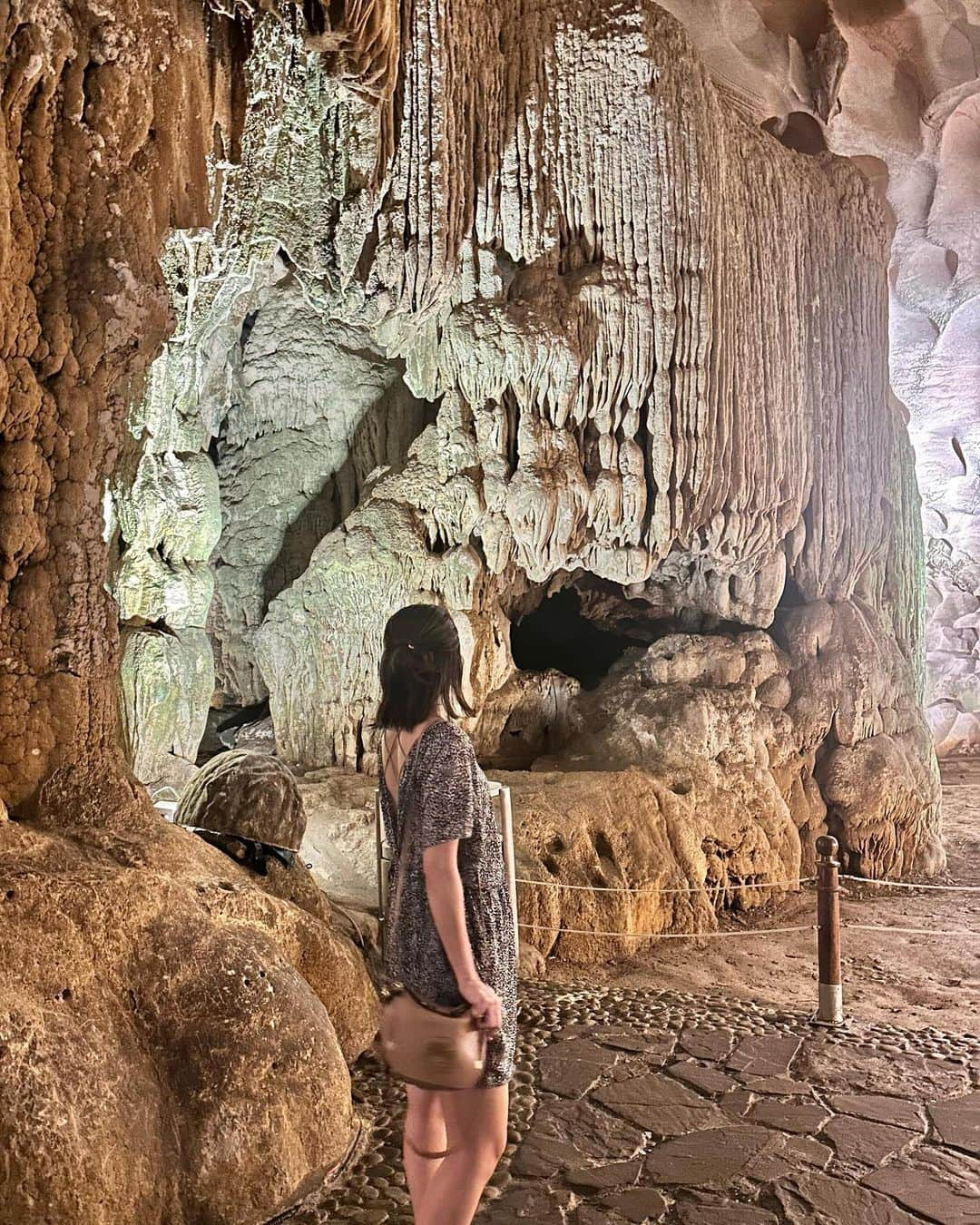 戸崎奈津さんのインスタグラム写真 - (戸崎奈津Instagram)「Ha Long Bay, Viet Nam 🇻🇳 #世界遺産 #ハロン湾  数億年前に海底でできたという石灰岩の島たち🌋 鍾乳洞もかっこよかった！  11月はベストシーズンだそう✨ 天気良くて最高😍  #ベトナム #vietnam  #halongbay #ハロン湾 #travel #nature #KKday #ベトナム旅行 #海外旅行  #スンソット鍾乳洞 #ハノイ  #vietnamtravel #worldheritage #ハノイツアー #ハロンベイ #ベトナムツアー #natsu_trip🌸  #スピードボートは怖すぎた」11月7日 22時44分 - naa_tsu0827