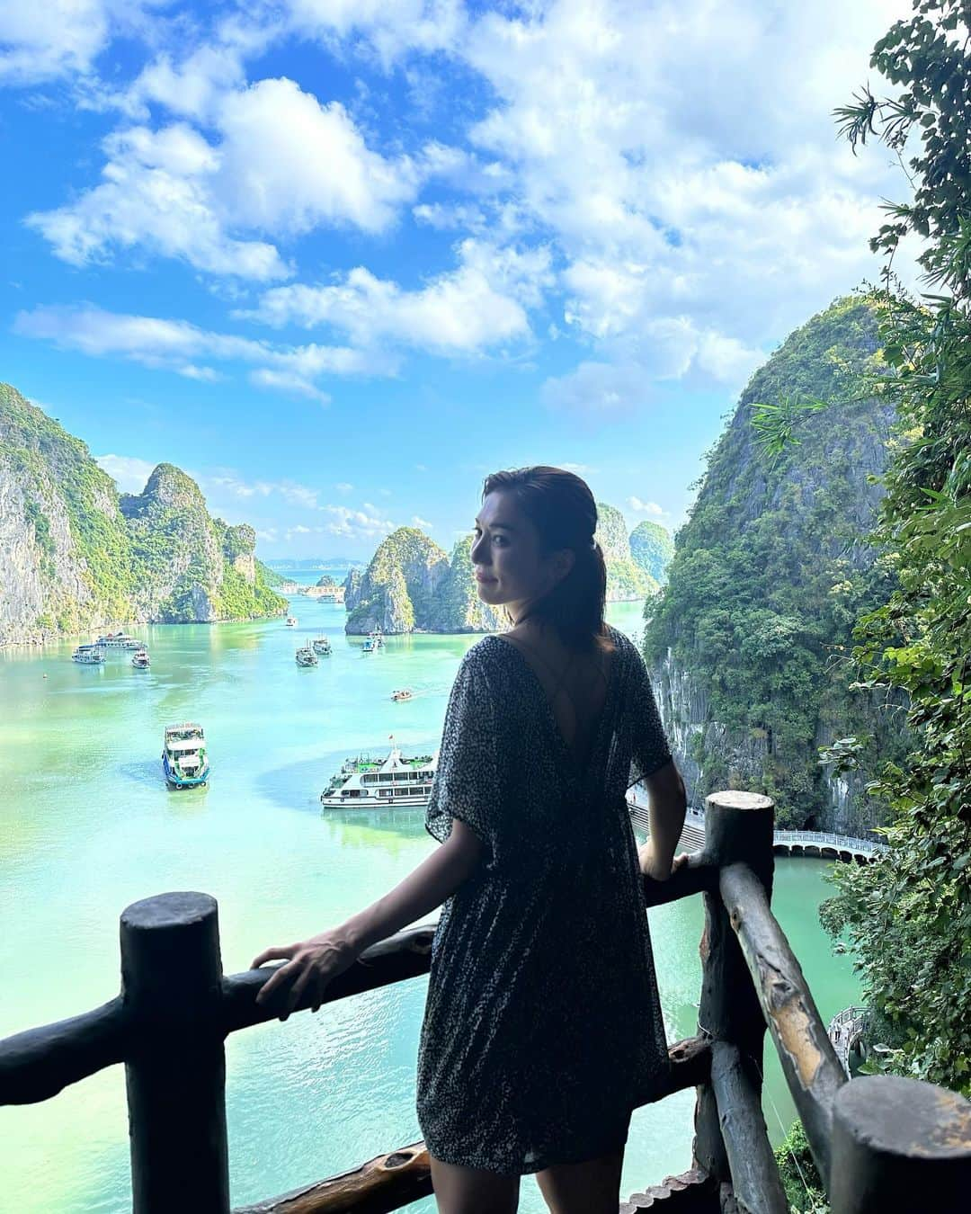 戸崎奈津さんのインスタグラム写真 - (戸崎奈津Instagram)「Ha Long Bay, Viet Nam 🇻🇳 #世界遺産 #ハロン湾  数億年前に海底でできたという石灰岩の島たち🌋 鍾乳洞もかっこよかった！  11月はベストシーズンだそう✨ 天気良くて最高😍  #ベトナム #vietnam  #halongbay #ハロン湾 #travel #nature #KKday #ベトナム旅行 #海外旅行  #スンソット鍾乳洞 #ハノイ  #vietnamtravel #worldheritage #ハノイツアー #ハロンベイ #ベトナムツアー #natsu_trip🌸  #スピードボートは怖すぎた」11月7日 22時44分 - naa_tsu0827