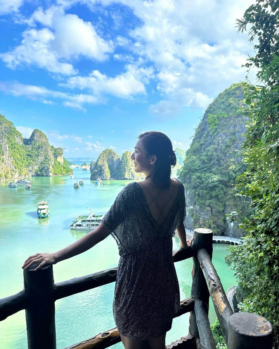 戸崎奈津さんのインスタグラム写真 - (戸崎奈津Instagram)「Ha Long Bay, Viet Nam 🇻🇳 #世界遺産 #ハロン湾  数億年前に海底でできたという石灰岩の島たち🌋 鍾乳洞もかっこよかった！  11月はベストシーズンだそう✨ 天気良くて最高😍  #ベトナム #vietnam  #halongbay #ハロン湾 #travel #nature #KKday #ベトナム旅行 #海外旅行  #スンソット鍾乳洞 #ハノイ  #vietnamtravel #worldheritage #ハノイツアー #ハロンベイ #ベトナムツアー #natsu_trip🌸  #スピードボートは怖すぎた」11月7日 22時44分 - naa_tsu0827