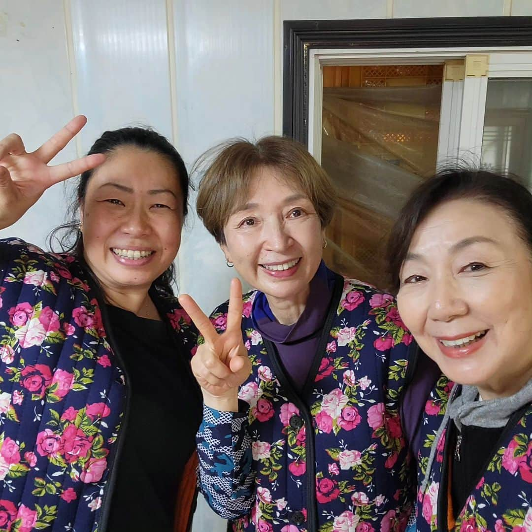 音無美紀子さんのインスタグラム写真 - (音無美紀子Instagram)「キムジャンツアー、第三弾👍 いよいよ、全員、支給されたモンペと綿入れベストを着て、作業開始！ 約40株の白菜、大根、人参、ワケギ、セリ、生姜、果物、その他、いっぱい刻む。あみの塩辛、エクチョやニンニク、お粥にしたもち米、粉唐辛子、等々で薬念を作る。 混ぜる、混ぜる、混ぜる！！ なんせ凄い量！ この作業は先生の旦那様が先頭たってやってくださった。 先生のご主人の伯母さんやお嫁さん、親戚の方や近所の方が白菜を洗い、塩水に漬け、柔らかくする作業をしておいて下さった。 それを白菜の葉と葉の間にサンドしていく。 伯母さんがお手本として見せてくれた作業を目に焼き付けて（流石に手早い） 一人２株づつ、もくもくと頑張る。 開始から片付けまで3時間半ぐらいかな。 いやあ、本当に楽しかった‼️  さあ、出発！ 次は塩辛市場に向かいました。  #キムジャン #韓国の白菜 #エクチョ #あみの塩辛 #揃いのモンペ」11月7日 22時44分 - mikikootonashi