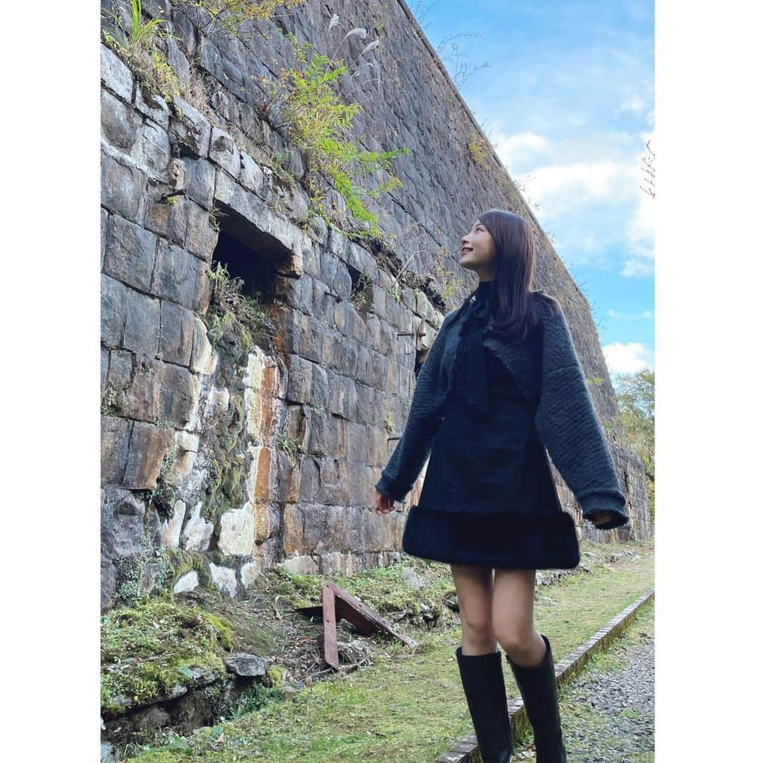 青木美奈実さんのインスタグラム写真 - (青木美奈実Instagram)「きょう同期の小川アナウンサーが、 ニットにインナーダウン、ダウンジャケットを着て ホッカイロを持ち高校サッカーの取材に 行っていました⛄️  寒い思いをしたくない強い意志を感じました。 あすはもっと寒いらしいので 私も着込んで取材行こうかな！  きょうまでに書こうと思っていた原稿が書けたので あすは心置きなく取材に行けますっ  写真は #東平 #東洋のマチュピチュ #紅葉」11月7日 22時45分 - aoki_minami_