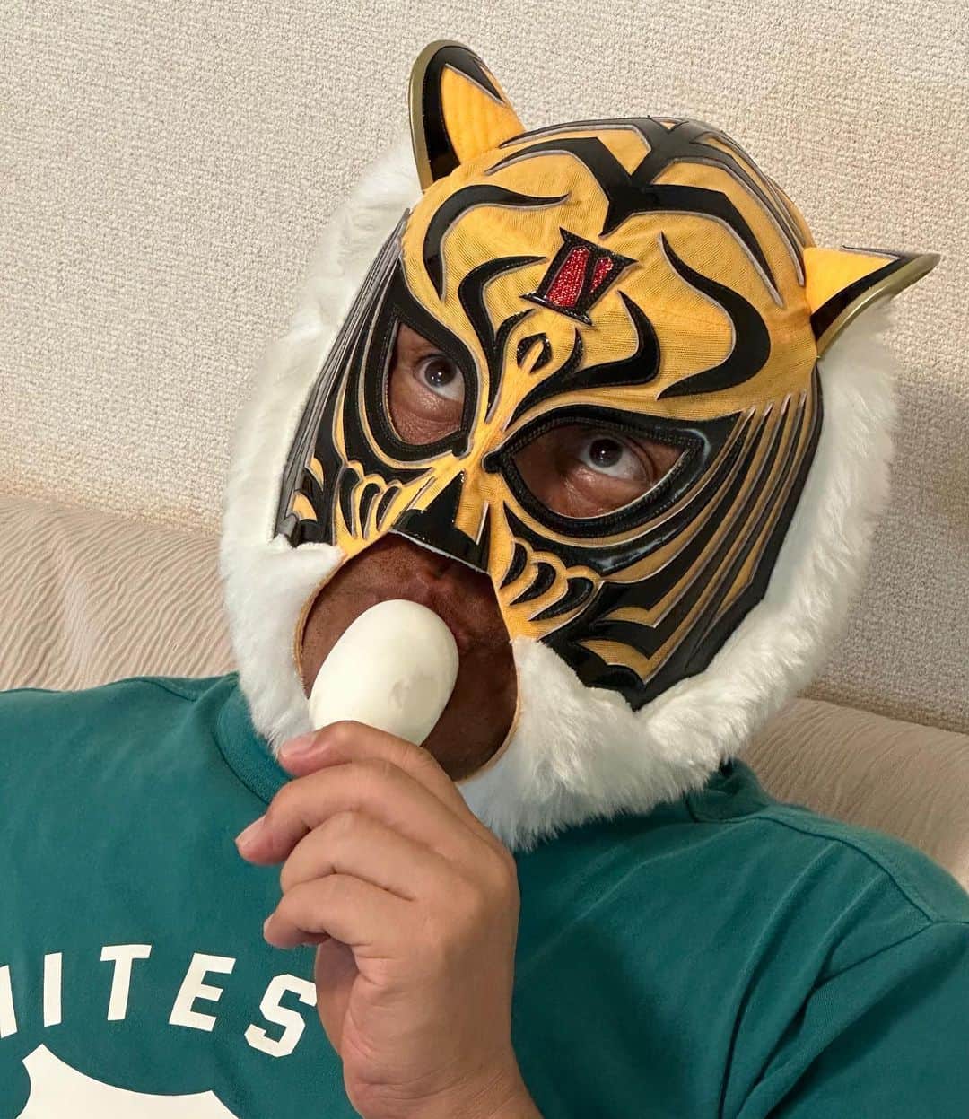 のインスタグラム：「子供が買ってきた昔懐かしいアイス、ボンボン‼️ 水風船の中身がアイスに変わったような物。　 口から離したら中身が出続けるので、アイスが無くなるまで食べ続ける😁 子供の頃はよく食べたな〜 #タイガーマスク #tigermask #njpw #アイスボンボン」