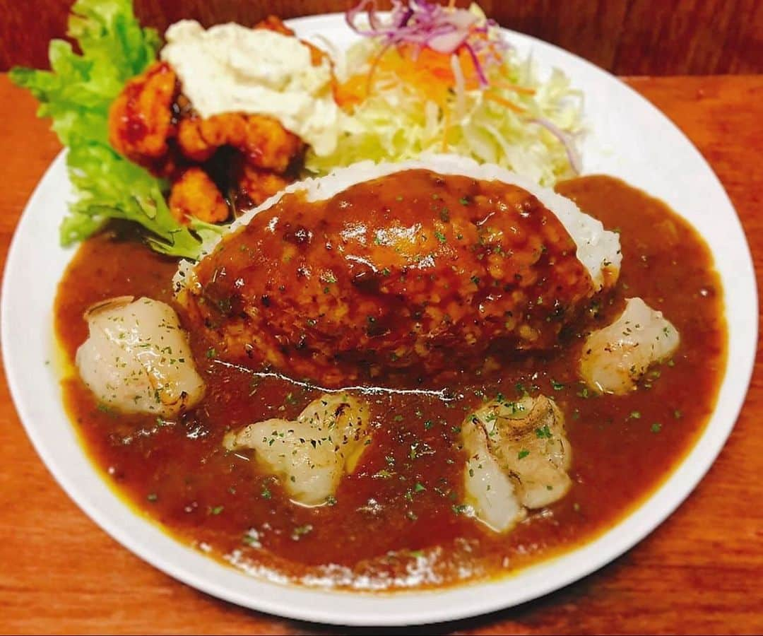 チキン南蛮カレーのルウ王子のインスタグラム：「本日もカレー倶楽部ルウへ たくさんのご来店 あルウがとうございます！  明日も華麗に よルウしくお願いします！  カレー最高！ テゲうますぎルウ！ ★ ★ #都城テイクアウト #チキン南蛮カレー #都城ランチ #カレー #宮崎グルメ #都城カレー #カレー倶楽部ルウ #宮崎 #都城 #カレー好きな人と繋がりたい #宮崎ランチ #都城メンチ #チキン南蛮 #ミート券 #都城市プレミアム付スマイル商品券 #お持ち帰ルウ」