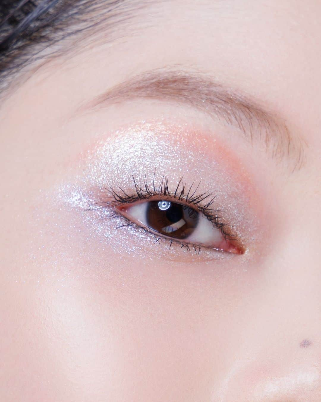 シュウウエムラのインスタグラム：「make a statement with light-reflective shimmer eyes.🪩 mix and match to add personalized colors to your makeup routine with custom eye and face palettes.🎨⁠ ⁠ 露のように光を反射するシマーな目元で、輝きを放とう🪩カスタムアイパレットで、メイクアップのルーティンに自分だけの色を加えよう🎨。⁠ ⁠ makeup artistry by shu uemura international artistic director @uchiideafb. ⁠ ⁠ #shuuemura #シュウウエムラ⁠ #shuartistry #shuuemuraartist #glittermakeup #silvereyeshadow」