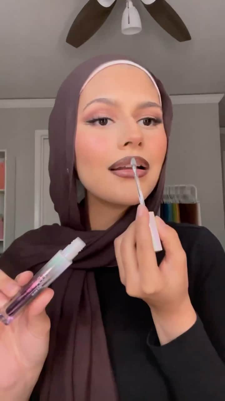 Huda Kattanのインスタグラム：「The beautiful @sumayahaldakheel rocking this soft glam using our NEW Pretty Grunge Palette! We’re obsessed with this everyday glam ✨🖤  🌍 𝗔𝗩𝗔𝗜𝗟𝗔𝗕𝗟𝗘 𝗚𝗟𝗢𝗕𝗔𝗟𝗟𝗬 🌎 #PrettyGrunge」