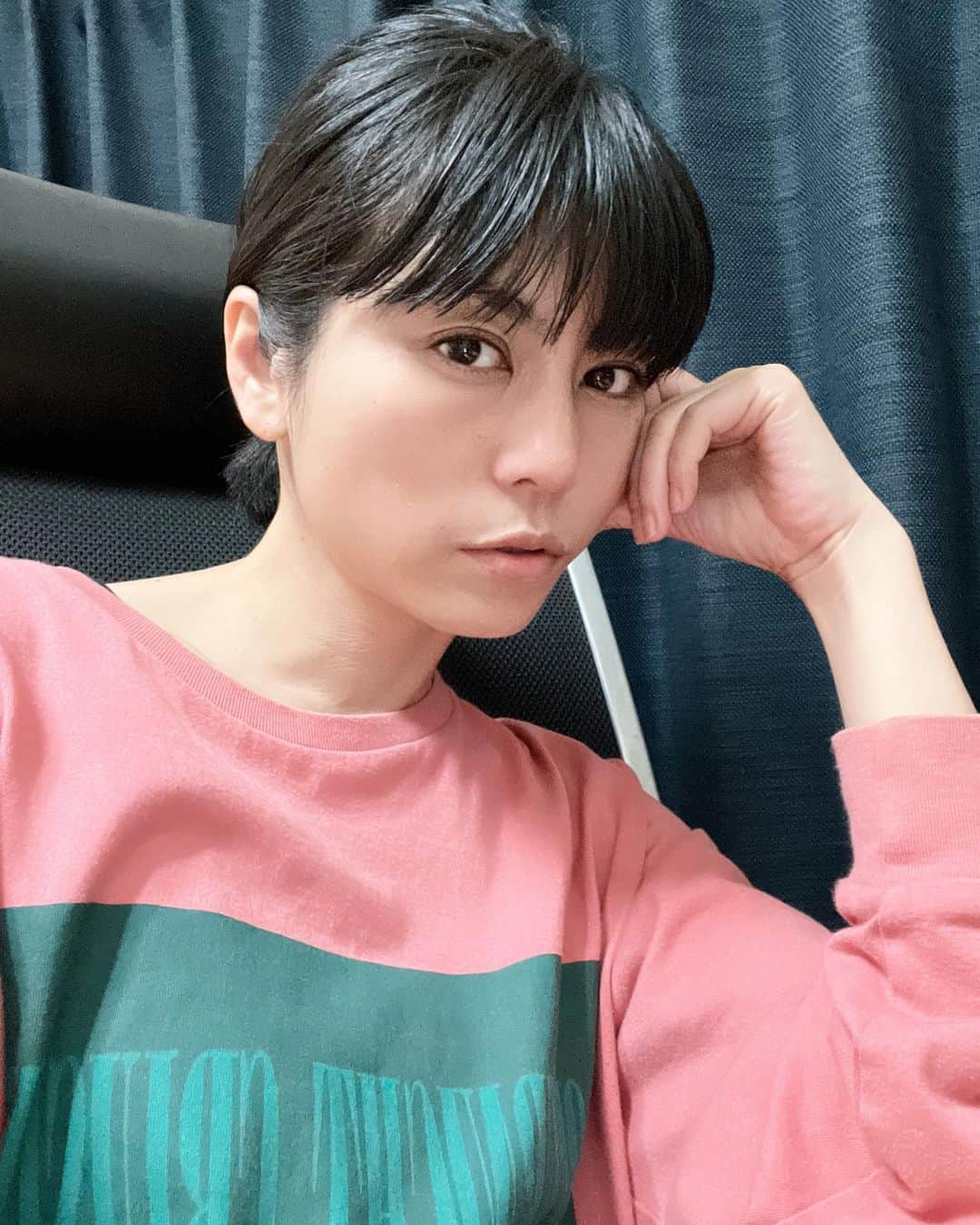 芳野友美のインスタグラム：「「明日立冬らしいよ」と聞いて、ん？どういう意味だ？と思ってしまった私。 　 何故かというと「#立冬 」を「#栗東 」と勘違いしたから🤣 　 #競馬 をやる方はお分かりかと思いますが、#競走馬のトレーニングセンター がある地名の一つで、「栗東＝りっとう」は#競馬ファン にはとても馴染み深い言葉なのです。 競馬歴5年。まだまだ初心者気分でいたけど立派な競馬人です🏇 　 そんな立冬の明日からは気温が下がるみたいなので、体調崩さないように気を付けましょうね☺︎」