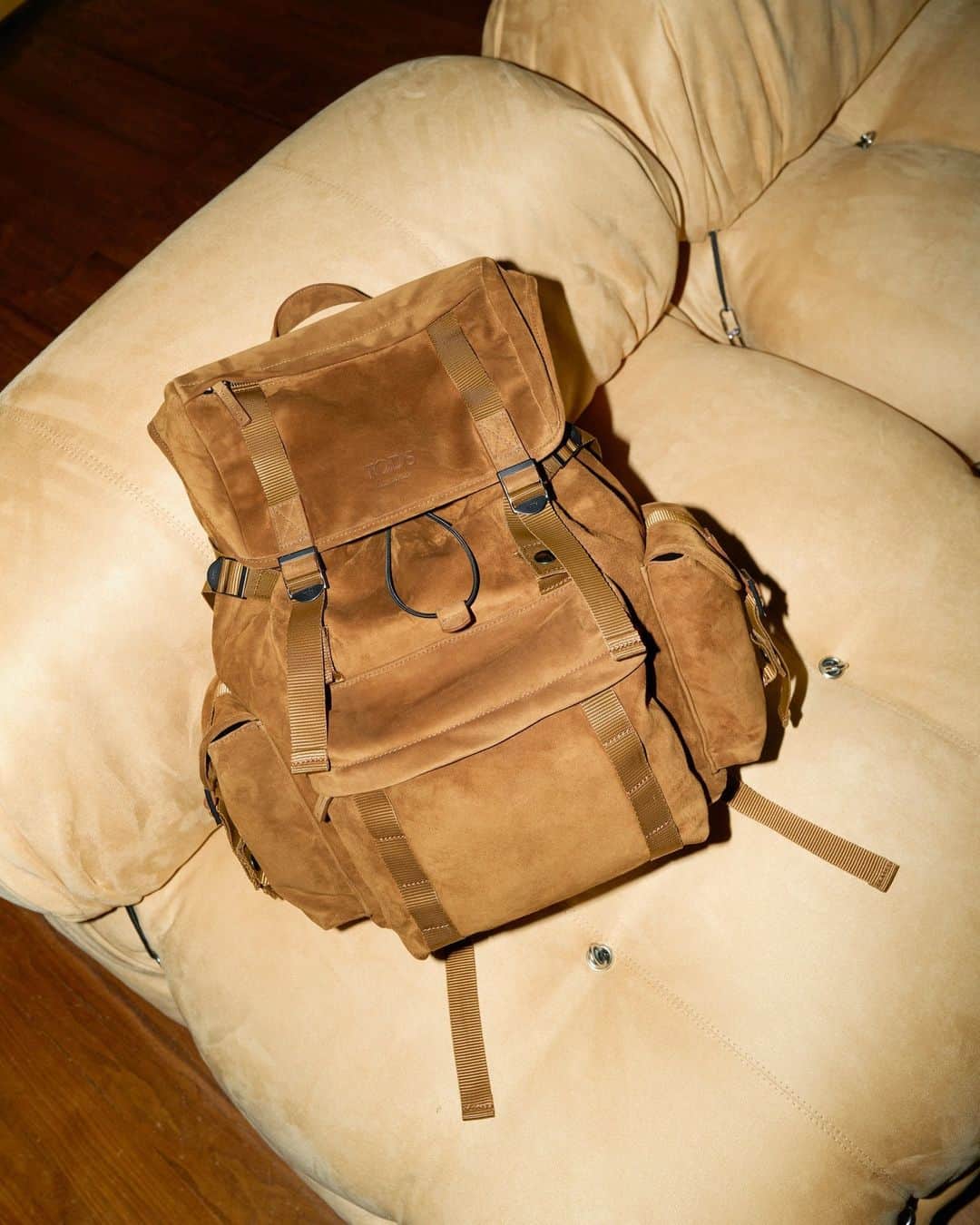 トッズさんのインスタグラム写真 - (トッズInstagram)「Crafted from a combination of suede and practical details, Tod's backpacks are the perfect mix of elegance and functionality. #TodsFW23 #Tods」11月7日 23時00分 - tods