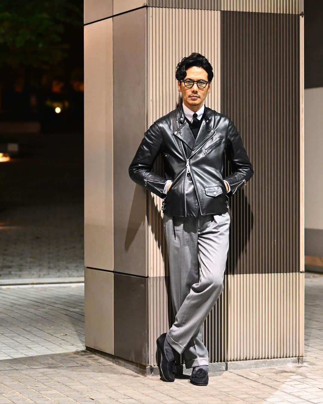 Shuhei Nishiguchiのインスタグラム：「"Dress up the Riders Jacket"⬅︎⬅︎⬅︎swipe left  革ジャンでドレスアップ。 着込んだホースハイドは光沢が増し、どこかドレッシーな雰囲気を醸し出す。 大人のライダーススタイル。 Tap for Brands ・ ITEM Jacket： @cinquanta_official  Shirt： @mariomuscariello_brand  Tie： @fioriomilano  Knit： @morgano_official @beamsf Trousers： @bernardzins  Shoes： @baudoinlange  Eyewear： @oliverpeoples  Jewerly： @hermes @bunneyofficial   ・ #beamsf #menwithclass #classicmenswear #pr #influence #bestoftheday #vintagewear #spezzatura #outfitmen」