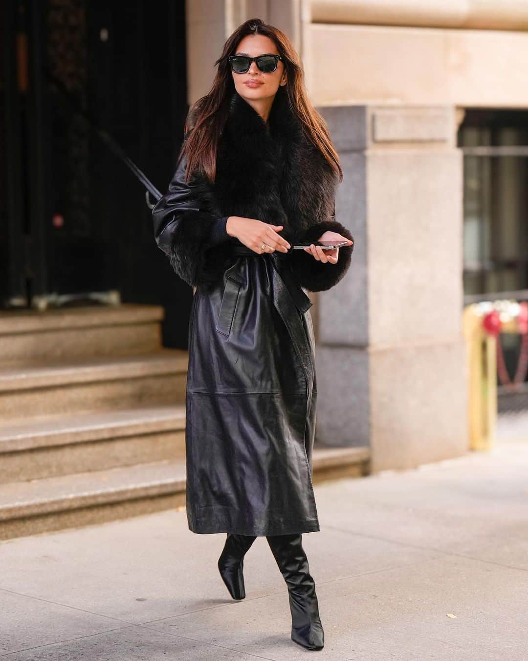 ELLE UKのインスタグラム：「With Autumn in full swing, we're looking to #EmilyRatajkowski for inspiration when it comes to transitional season dressing. Spotted in the streets of New York, she wore a leather trench coat with a fur lined trim.  See more of the model's simple but stunning off-duty style, along with her best red carpet moments, at the link in our bio.」