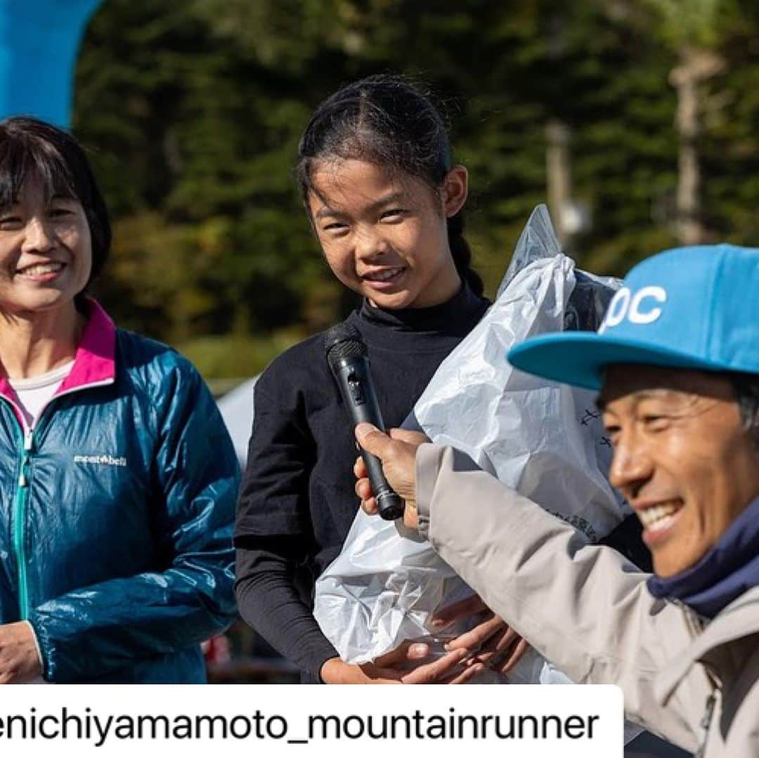 浅利そのみさんのインスタグラム写真 - (浅利そのみInstagram)「雨が上がる予報だったのに、、、 一瞬上がって晴れたかと思ったら、 また降り出し、風までビュービュー💦  きっと スタート地点に立つのを躊躇った選手もいたことでしょう。。。  でも、、、写真を見てもらえばわかると思いますが、 選手の皆さん、ほんっとにいい顔して走っているんですよ。 フィニッシュのときもそう。  だからこそ、一人ひとりの名前を呼びたくて。 机に名簿を貼り出して😆番号聞いて、すぐに探して、、、 雨の中、ゼッケン番号を読み上げてくれたスタッフにも感謝。  マシュマロ、楽しかったなー。 マシュマロあったらみんな喜びますよー！と伝えたら 準備してくれていて。  ヤマケンさんの身軽さもこの大会の魅力です。 ありがとうございました！  そんなヤマケンさんの挑戦が、あしたから始まります。 @pasapasa_kainokuni_longtrail   いいないいな、いつか私もお手伝いできたらいいな。 楽しんできてくださいね！  #Repost @kenichiyamamoto_mountainrunner with @use.repost ・・・ 八ヶ岳トラバース　ロード&トレイル  ありがとうございました。  あっという間に半月が過ぎてしまいました。  今年の八ヶ岳トラバースは雨ー晴れー嵐という流れでした。この時期の雨の清里はとても寒い。 しかし選手のみなさんの熱気と、有限会社天女山（地元大泉で、森林管理など行ってくれているとても重要な会社です。事務所もかっこいい。）のみなさんのゴール前焚き火マシュマロエイドとMC SONOMI（マシュマロ言い出しっぺ） @asarisonomi のおかけで、寒さを吹き飛ばせたのではないかと思います。thank you!! @tennyosan   最後の嵐は、、、、ヤバかったです。  でも、途中の晴れ間は綺麗でした。晴れると山も牧草地も最高です！  ゲストの青木光洋くん（初代チャンピオン） ゲストの望月将悟さん（鉄人） はるばるありがとうございます。望月さんにつきましては前日からトークイベントありがとうございました。北アルプスブーメラン濃すぎます。 そして、隠れゲスト、ハセツネ女王TTさま。またきてください！  写真とリザルトが八ヶ岳トラバースホームページに掲載されていますのでご覧ください。 では、来年は晴れますように！  協賛 #newhale  #vespasportsupplement  #fullmarks  #houdinisportswear #onyone #salomon  #honeyaction  #aandf  #highclear （プロテイン） #谷桜酒造 #有限会社天女山   ご協力いただいた皆様ありがとうございました。  📷 @doryu_3754 &  @watanabe_arinobu  thank you🙏  ※私はhoudinisportswearのOne Parka に身を包んでいましたので雨の中でも寒くない、濡れない、で快適に過ごせました。 @fullmarks_official  @houdinisportswear_japan」11月7日 22時54分 - asarisonomi