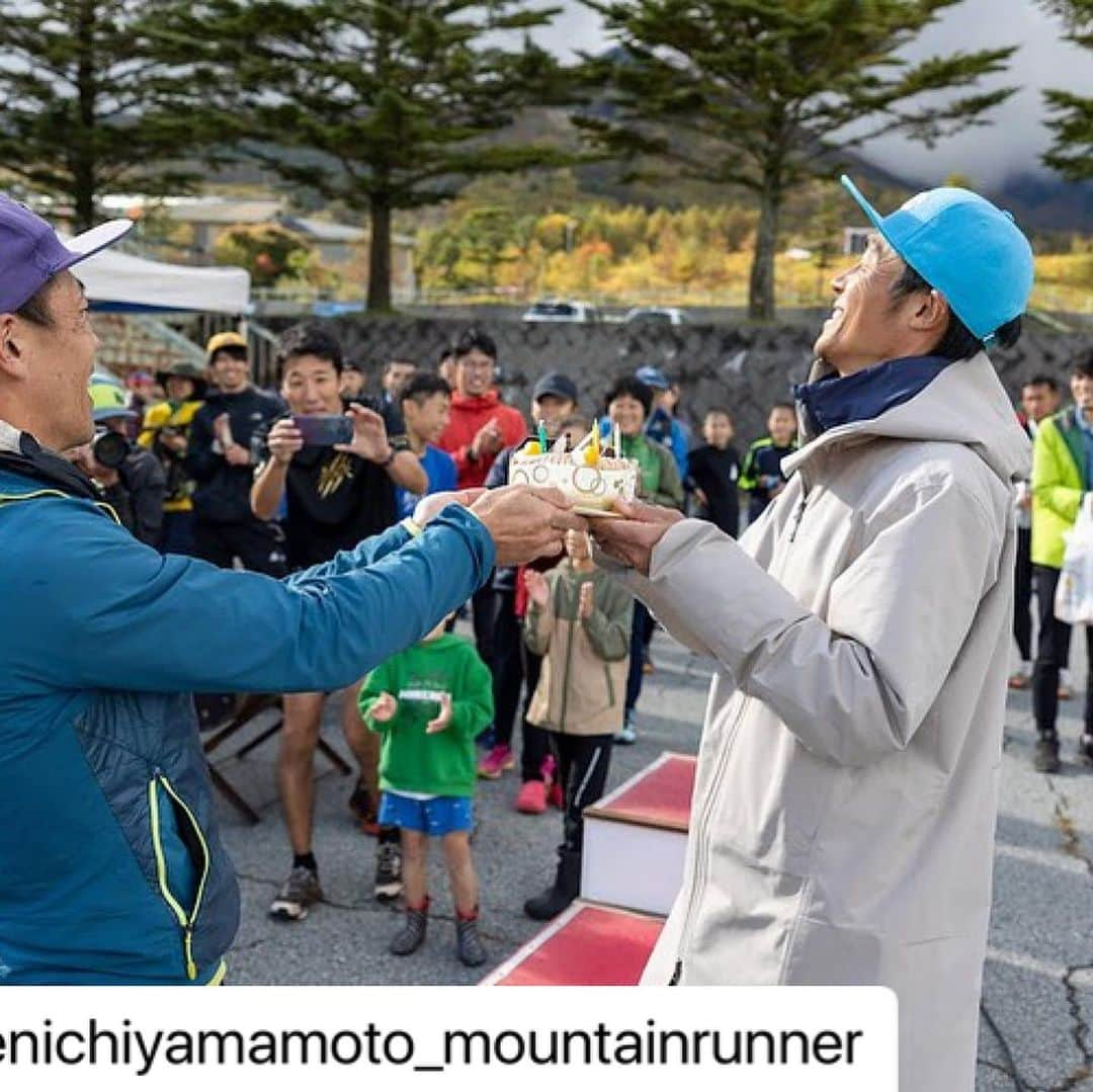 浅利そのみさんのインスタグラム写真 - (浅利そのみInstagram)「雨が上がる予報だったのに、、、 一瞬上がって晴れたかと思ったら、 また降り出し、風までビュービュー💦  きっと スタート地点に立つのを躊躇った選手もいたことでしょう。。。  でも、、、写真を見てもらえばわかると思いますが、 選手の皆さん、ほんっとにいい顔して走っているんですよ。 フィニッシュのときもそう。  だからこそ、一人ひとりの名前を呼びたくて。 机に名簿を貼り出して😆番号聞いて、すぐに探して、、、 雨の中、ゼッケン番号を読み上げてくれたスタッフにも感謝。  マシュマロ、楽しかったなー。 マシュマロあったらみんな喜びますよー！と伝えたら 準備してくれていて。  ヤマケンさんの身軽さもこの大会の魅力です。 ありがとうございました！  そんなヤマケンさんの挑戦が、あしたから始まります。 @pasapasa_kainokuni_longtrail   いいないいな、いつか私もお手伝いできたらいいな。 楽しんできてくださいね！  #Repost @kenichiyamamoto_mountainrunner with @use.repost ・・・ 八ヶ岳トラバース　ロード&トレイル  ありがとうございました。  あっという間に半月が過ぎてしまいました。  今年の八ヶ岳トラバースは雨ー晴れー嵐という流れでした。この時期の雨の清里はとても寒い。 しかし選手のみなさんの熱気と、有限会社天女山（地元大泉で、森林管理など行ってくれているとても重要な会社です。事務所もかっこいい。）のみなさんのゴール前焚き火マシュマロエイドとMC SONOMI（マシュマロ言い出しっぺ） @asarisonomi のおかけで、寒さを吹き飛ばせたのではないかと思います。thank you!! @tennyosan   最後の嵐は、、、、ヤバかったです。  でも、途中の晴れ間は綺麗でした。晴れると山も牧草地も最高です！  ゲストの青木光洋くん（初代チャンピオン） ゲストの望月将悟さん（鉄人） はるばるありがとうございます。望月さんにつきましては前日からトークイベントありがとうございました。北アルプスブーメラン濃すぎます。 そして、隠れゲスト、ハセツネ女王TTさま。またきてください！  写真とリザルトが八ヶ岳トラバースホームページに掲載されていますのでご覧ください。 では、来年は晴れますように！  協賛 #newhale  #vespasportsupplement  #fullmarks  #houdinisportswear #onyone #salomon  #honeyaction  #aandf  #highclear （プロテイン） #谷桜酒造 #有限会社天女山   ご協力いただいた皆様ありがとうございました。  📷 @doryu_3754 &  @watanabe_arinobu  thank you🙏  ※私はhoudinisportswearのOne Parka に身を包んでいましたので雨の中でも寒くない、濡れない、で快適に過ごせました。 @fullmarks_official  @houdinisportswear_japan」11月7日 22時54分 - asarisonomi