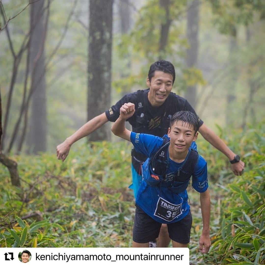 浅利そのみさんのインスタグラム写真 - (浅利そのみInstagram)「雨が上がる予報だったのに、、、 一瞬上がって晴れたかと思ったら、 また降り出し、風までビュービュー💦  きっと スタート地点に立つのを躊躇った選手もいたことでしょう。。。  でも、、、写真を見てもらえばわかると思いますが、 選手の皆さん、ほんっとにいい顔して走っているんですよ。 フィニッシュのときもそう。  だからこそ、一人ひとりの名前を呼びたくて。 机に名簿を貼り出して😆番号聞いて、すぐに探して、、、 雨の中、ゼッケン番号を読み上げてくれたスタッフにも感謝。  マシュマロ、楽しかったなー。 マシュマロあったらみんな喜びますよー！と伝えたら 準備してくれていて。  ヤマケンさんの身軽さもこの大会の魅力です。 ありがとうございました！  そんなヤマケンさんの挑戦が、あしたから始まります。 @pasapasa_kainokuni_longtrail   いいないいな、いつか私もお手伝いできたらいいな。 楽しんできてくださいね！  #Repost @kenichiyamamoto_mountainrunner with @use.repost ・・・ 八ヶ岳トラバース　ロード&トレイル  ありがとうございました。  あっという間に半月が過ぎてしまいました。  今年の八ヶ岳トラバースは雨ー晴れー嵐という流れでした。この時期の雨の清里はとても寒い。 しかし選手のみなさんの熱気と、有限会社天女山（地元大泉で、森林管理など行ってくれているとても重要な会社です。事務所もかっこいい。）のみなさんのゴール前焚き火マシュマロエイドとMC SONOMI（マシュマロ言い出しっぺ） @asarisonomi のおかけで、寒さを吹き飛ばせたのではないかと思います。thank you!! @tennyosan   最後の嵐は、、、、ヤバかったです。  でも、途中の晴れ間は綺麗でした。晴れると山も牧草地も最高です！  ゲストの青木光洋くん（初代チャンピオン） ゲストの望月将悟さん（鉄人） はるばるありがとうございます。望月さんにつきましては前日からトークイベントありがとうございました。北アルプスブーメラン濃すぎます。 そして、隠れゲスト、ハセツネ女王TTさま。またきてください！  写真とリザルトが八ヶ岳トラバースホームページに掲載されていますのでご覧ください。 では、来年は晴れますように！  協賛 #newhale  #vespasportsupplement  #fullmarks  #houdinisportswear #onyone #salomon  #honeyaction  #aandf  #highclear （プロテイン） #谷桜酒造 #有限会社天女山   ご協力いただいた皆様ありがとうございました。  📷 @doryu_3754 &  @watanabe_arinobu  thank you🙏  ※私はhoudinisportswearのOne Parka に身を包んでいましたので雨の中でも寒くない、濡れない、で快適に過ごせました。 @fullmarks_official  @houdinisportswear_japan」11月7日 22時54分 - asarisonomi