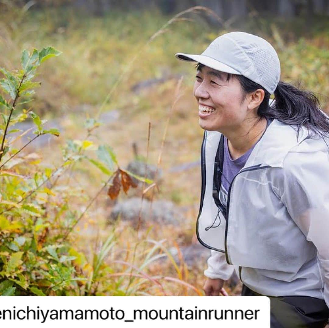 浅利そのみさんのインスタグラム写真 - (浅利そのみInstagram)「雨が上がる予報だったのに、、、 一瞬上がって晴れたかと思ったら、 また降り出し、風までビュービュー💦  きっと スタート地点に立つのを躊躇った選手もいたことでしょう。。。  でも、、、写真を見てもらえばわかると思いますが、 選手の皆さん、ほんっとにいい顔して走っているんですよ。 フィニッシュのときもそう。  だからこそ、一人ひとりの名前を呼びたくて。 机に名簿を貼り出して😆番号聞いて、すぐに探して、、、 雨の中、ゼッケン番号を読み上げてくれたスタッフにも感謝。  マシュマロ、楽しかったなー。 マシュマロあったらみんな喜びますよー！と伝えたら 準備してくれていて。  ヤマケンさんの身軽さもこの大会の魅力です。 ありがとうございました！  そんなヤマケンさんの挑戦が、あしたから始まります。 @pasapasa_kainokuni_longtrail   いいないいな、いつか私もお手伝いできたらいいな。 楽しんできてくださいね！  #Repost @kenichiyamamoto_mountainrunner with @use.repost ・・・ 八ヶ岳トラバース　ロード&トレイル  ありがとうございました。  あっという間に半月が過ぎてしまいました。  今年の八ヶ岳トラバースは雨ー晴れー嵐という流れでした。この時期の雨の清里はとても寒い。 しかし選手のみなさんの熱気と、有限会社天女山（地元大泉で、森林管理など行ってくれているとても重要な会社です。事務所もかっこいい。）のみなさんのゴール前焚き火マシュマロエイドとMC SONOMI（マシュマロ言い出しっぺ） @asarisonomi のおかけで、寒さを吹き飛ばせたのではないかと思います。thank you!! @tennyosan   最後の嵐は、、、、ヤバかったです。  でも、途中の晴れ間は綺麗でした。晴れると山も牧草地も最高です！  ゲストの青木光洋くん（初代チャンピオン） ゲストの望月将悟さん（鉄人） はるばるありがとうございます。望月さんにつきましては前日からトークイベントありがとうございました。北アルプスブーメラン濃すぎます。 そして、隠れゲスト、ハセツネ女王TTさま。またきてください！  写真とリザルトが八ヶ岳トラバースホームページに掲載されていますのでご覧ください。 では、来年は晴れますように！  協賛 #newhale  #vespasportsupplement  #fullmarks  #houdinisportswear #onyone #salomon  #honeyaction  #aandf  #highclear （プロテイン） #谷桜酒造 #有限会社天女山   ご協力いただいた皆様ありがとうございました。  📷 @doryu_3754 &  @watanabe_arinobu  thank you🙏  ※私はhoudinisportswearのOne Parka に身を包んでいましたので雨の中でも寒くない、濡れない、で快適に過ごせました。 @fullmarks_official  @houdinisportswear_japan」11月7日 22時54分 - asarisonomi