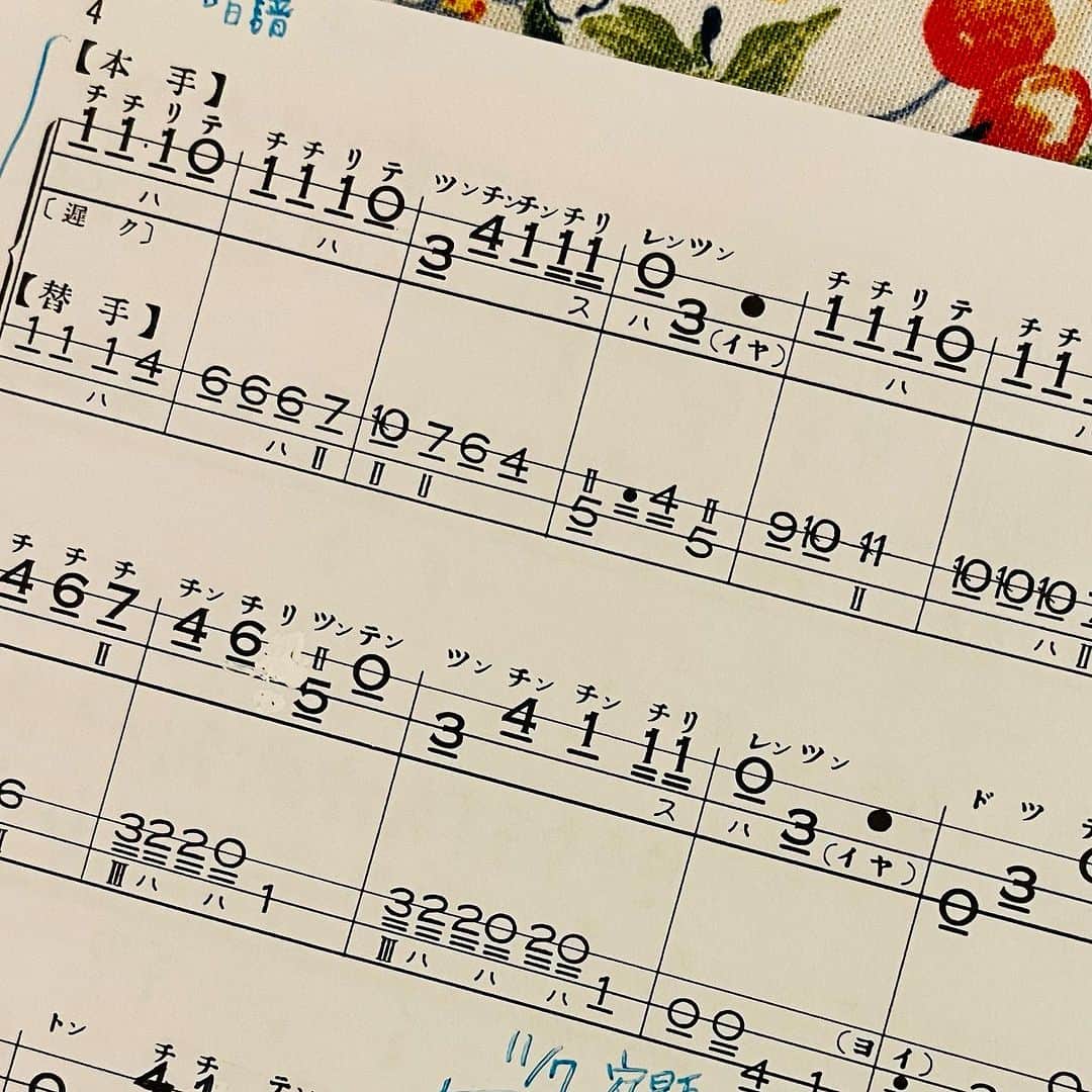 池田有希子のインスタグラム：「今『娘七種』をお稽古しているのですが、この曲に限らず「あ、ここボリウッドっぽい！」って思うことが長唄には時々あって、わざとフレーズの最後をミュートしてボリウッドぽく弾いたりすると本当にそう聞こえる〜！！！🤣（ちゃんと練習しなさい）」